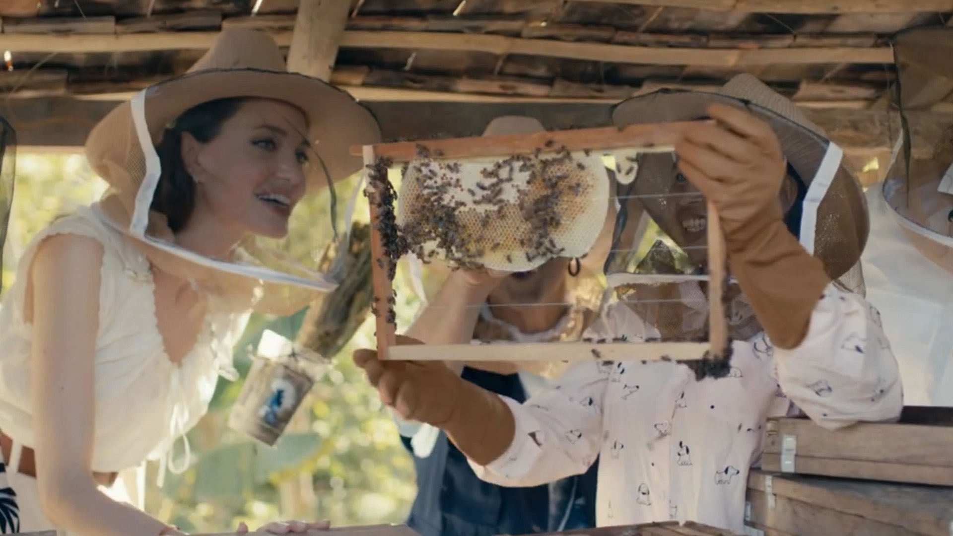 Jolie is godmother of the “Women for the bees” program, promoted by Guerlain and the French Beekeeping Observatory, and supported by UNESCO.  An action that, now, took her to Cambodia