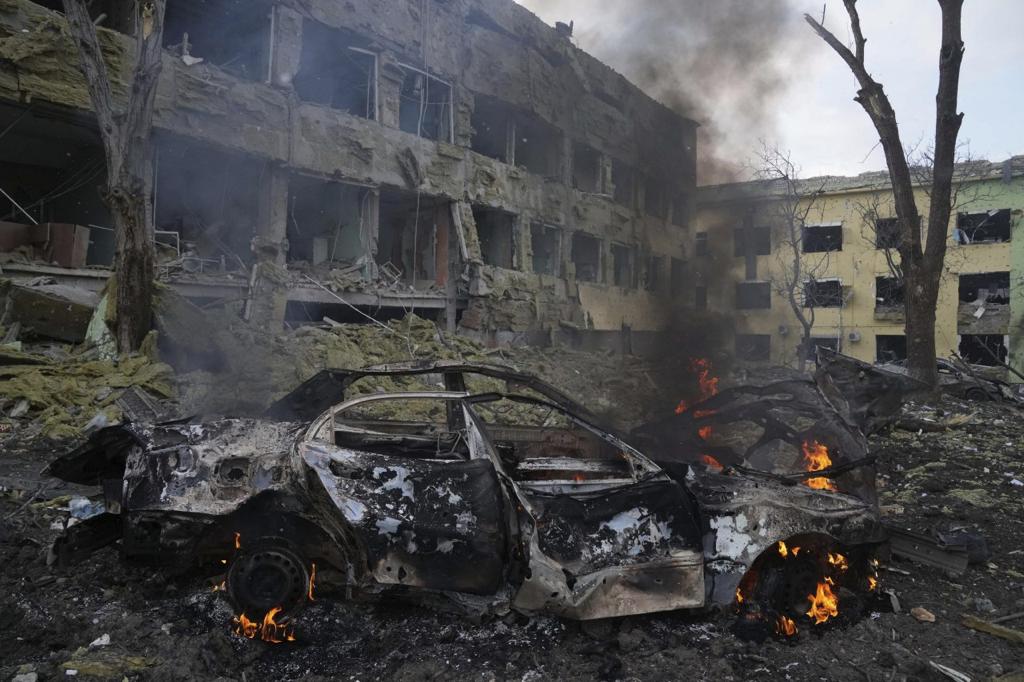 Un auto llamas, las imágenes del devastador bombardeo al hospital ucraniano. Gobierno de Ucrania