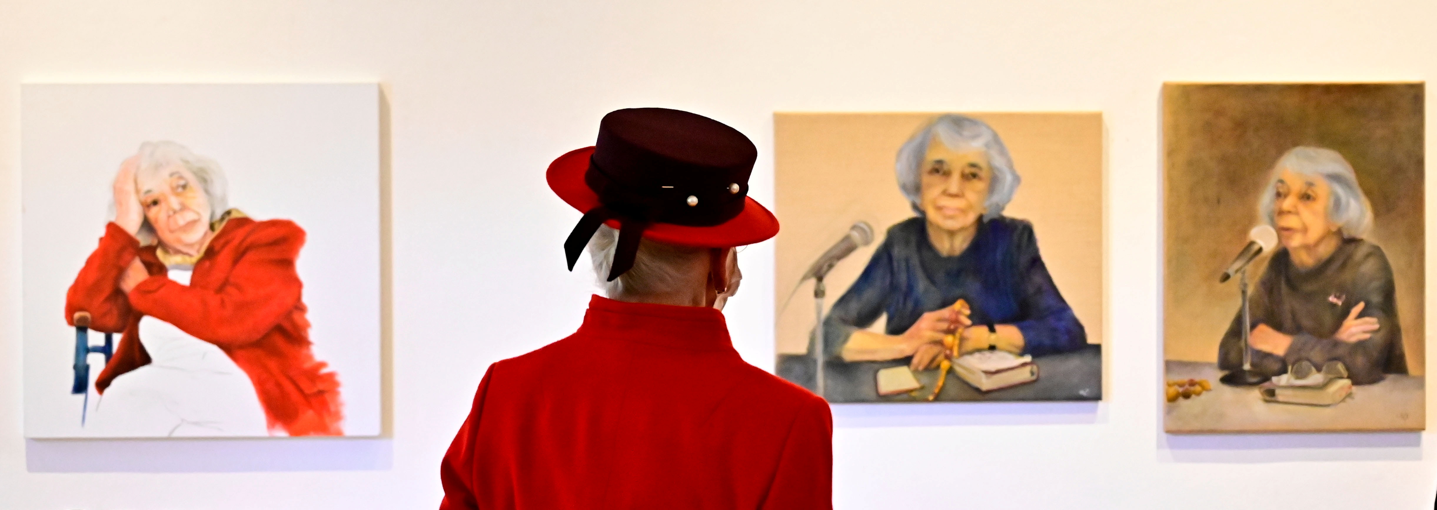 La reina Margarita de Dinamarca mira los retratos de la sobreviviente alemana del Holocausto Margot Friedlander mientras visita la Literaturhaus (casa de la literatura) en Berlín, Alemania. Tobias Schwarz/Pool vía REUTERS