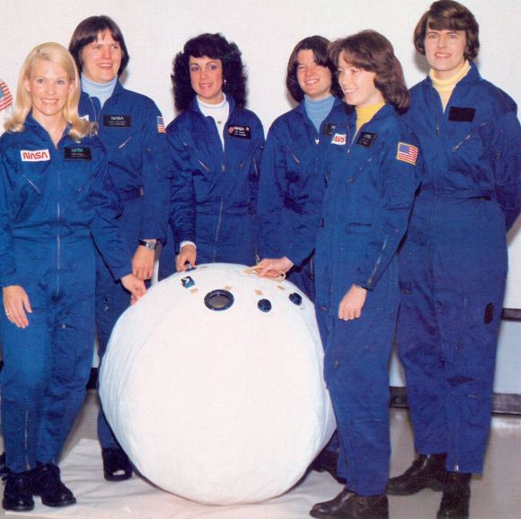 Las primeras seis mujeres astronautas de la NASA, mostradas con el PRE. De izquierda a derecha: Margaret R. (Rhea) Seddon, Kathryn D. Sullivan, Judith A. Resnik (RIP), Sally K. Ride (RIP), Anna L. Fisher y Shannon W. Lucid. ( Dominio público/NASA )