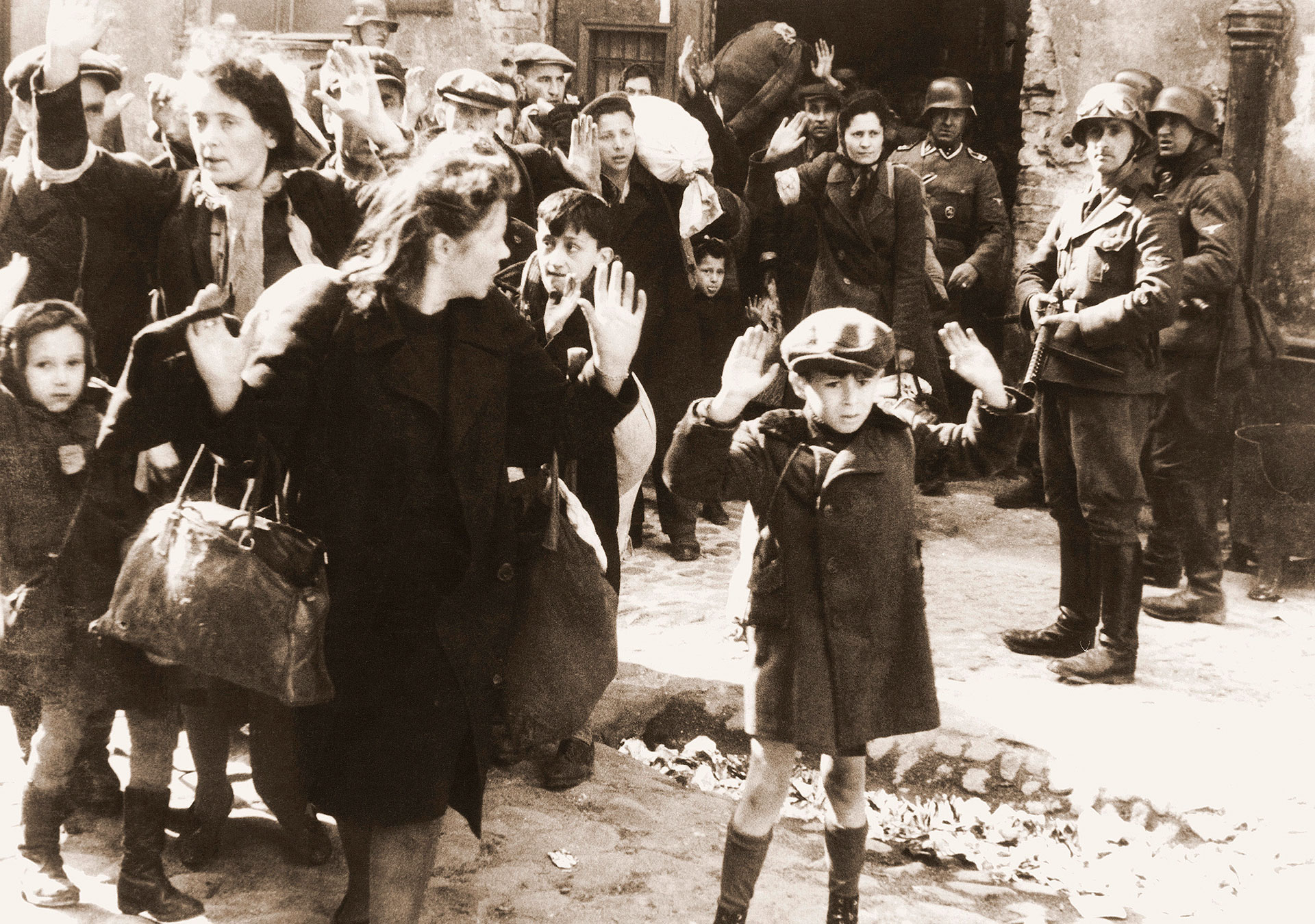 Los ocupantes nazis en 1940 acorralaron a unos 400.000 judíos en una pequeña sección de Varsovia