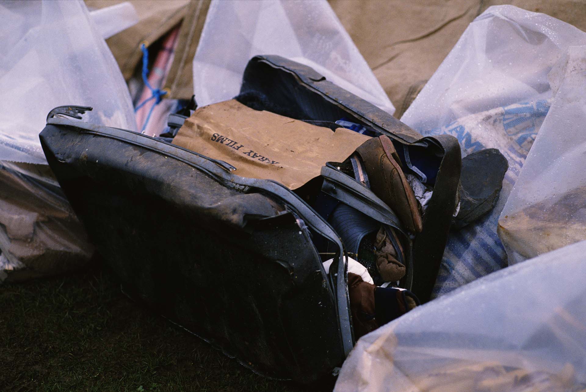 Una valija rota hallada entre los restos del avión de Pan Am. Se puede leer un papel que dice "películas de rayos X" (Photo by Bryn Colton/Getty Images)