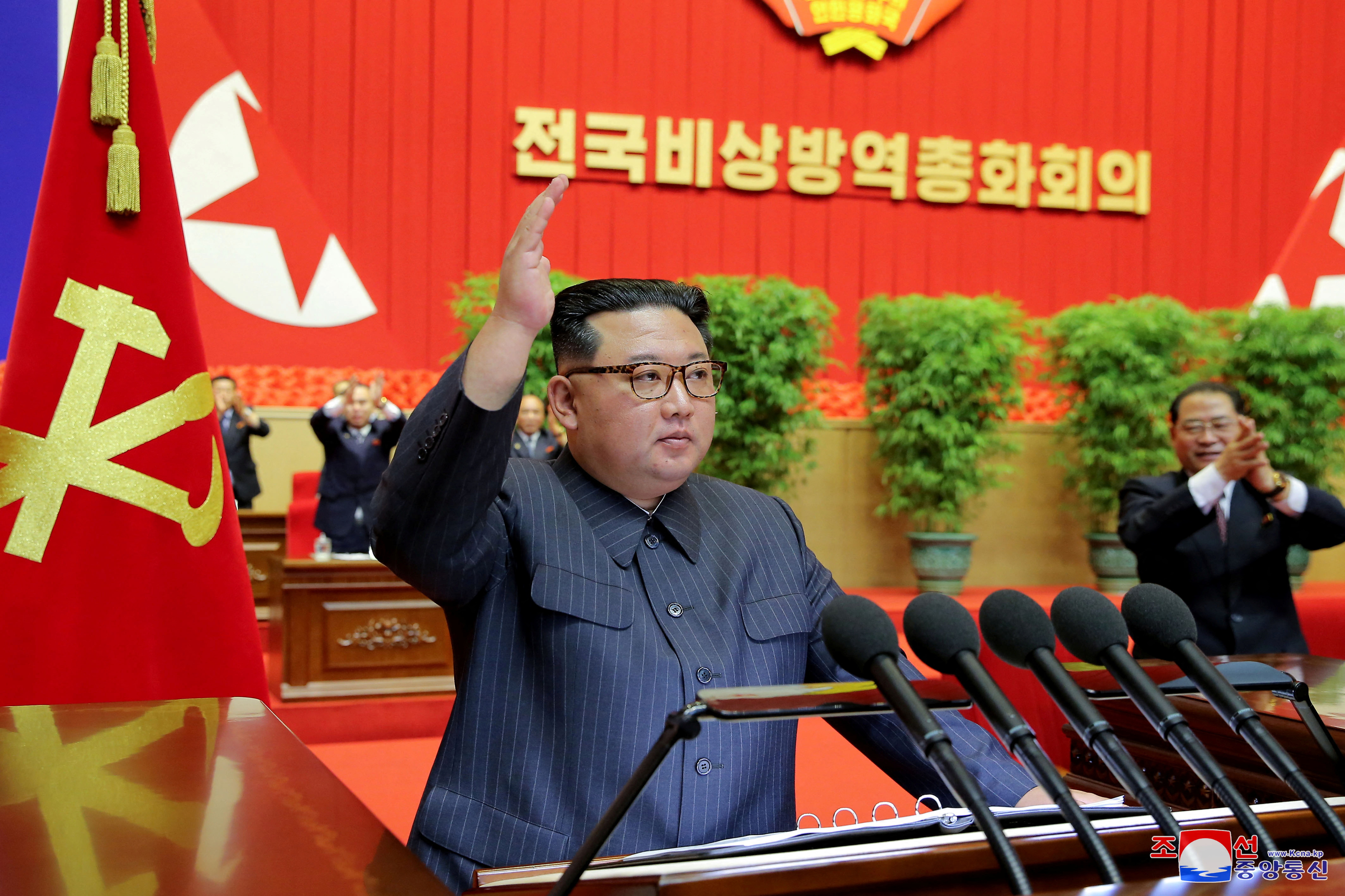 Kim Jong-un gestures to the public at the meeting that the "victoria" against COVID (KCNA-Reuters)
