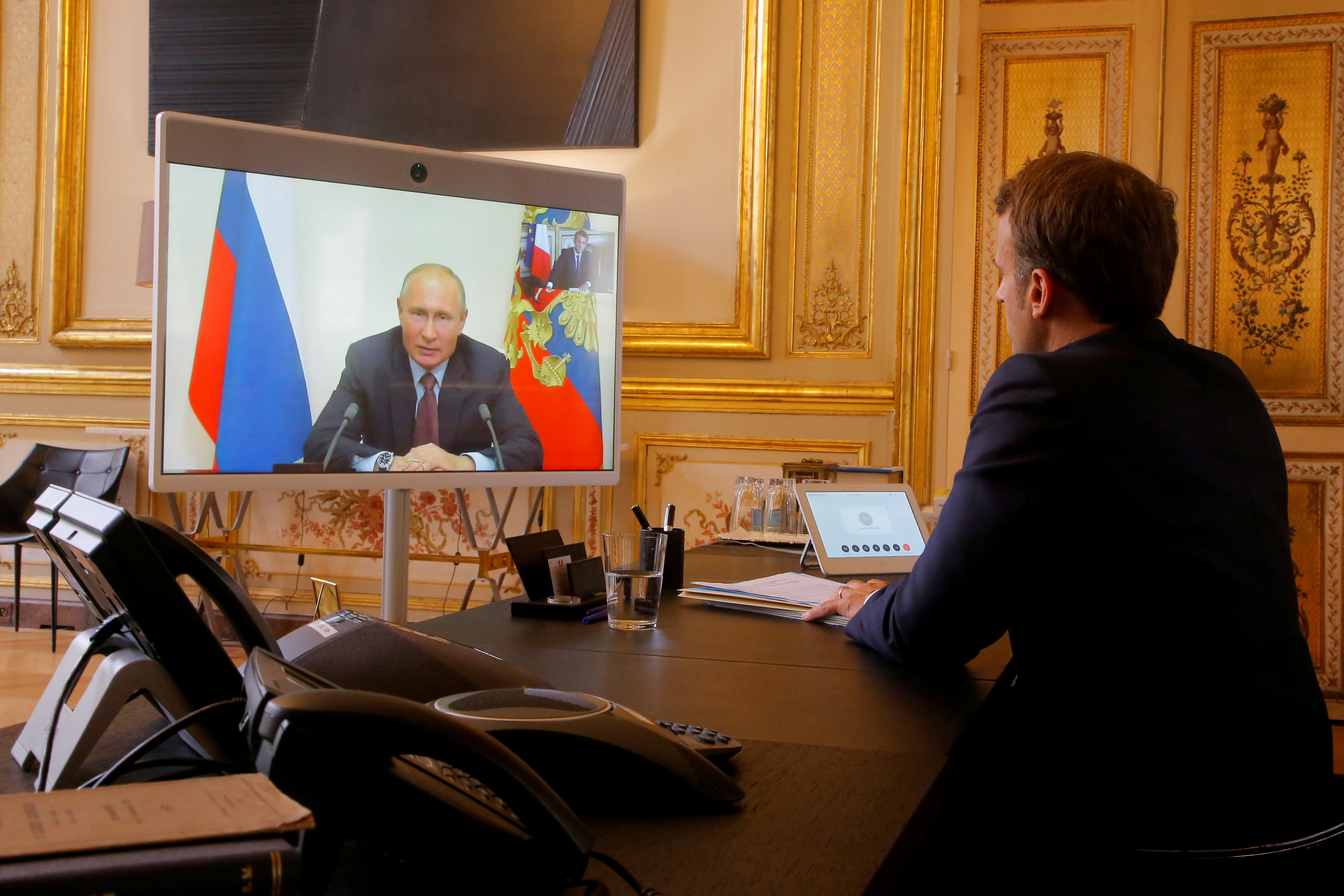 Emmanuel Macron y Vladimir Putin en una videoconferencia. Michel Euler/Pool via REUTERS/File Photo