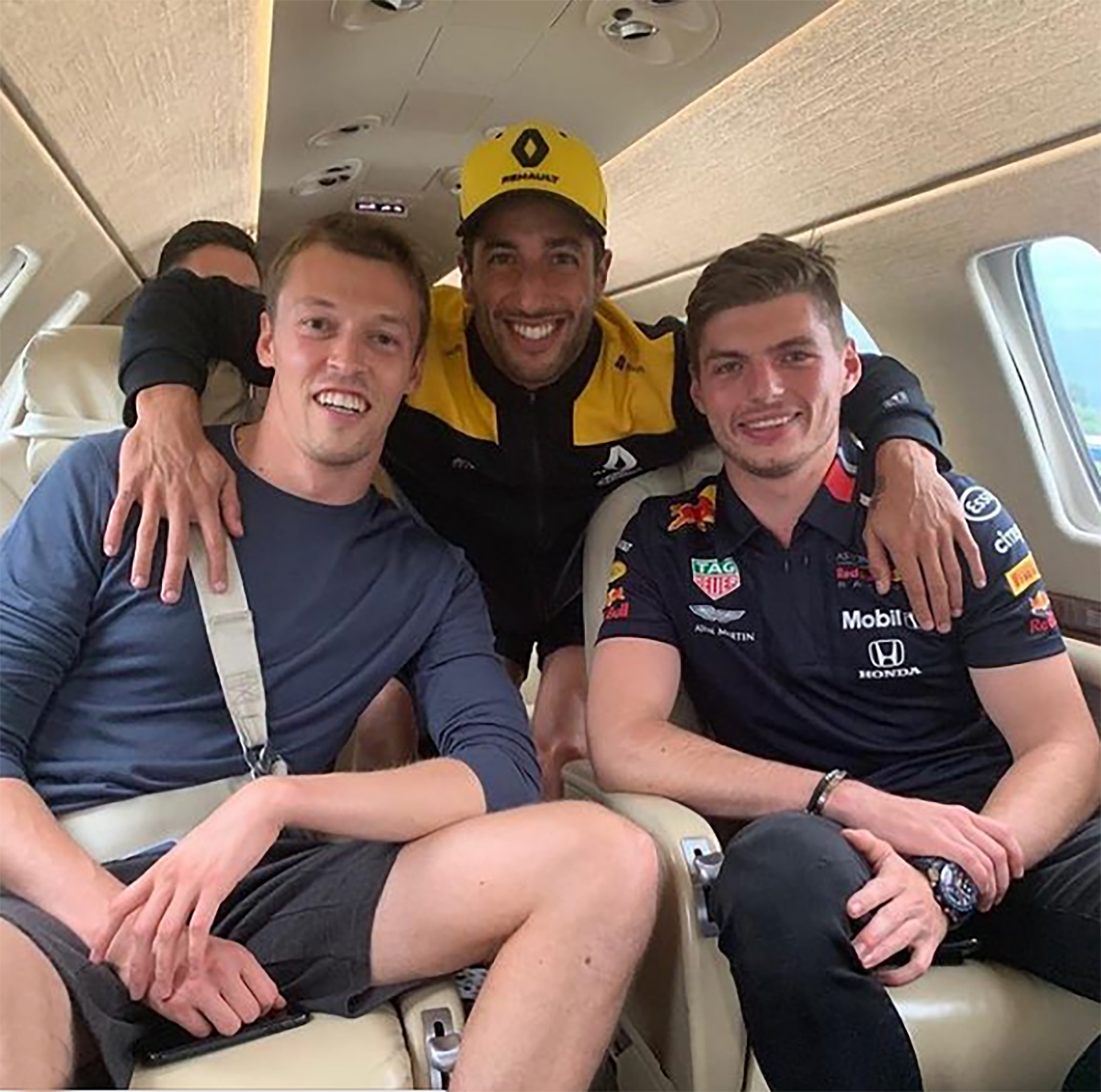 Daniil Kvyat, Daniel Ricciardo y Max Verstappen en un jet privado. La foto es de julio de 2019 (IG: maxverstappen1).