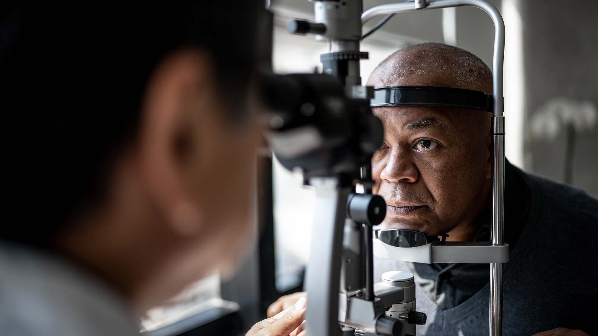 Tener presbicia no significa que se está perdiendo la vista o quedar ciego, sino que es un desgaste de la visión asociada con la edad, como si tratara de canas o arrugas
(Getty Images)