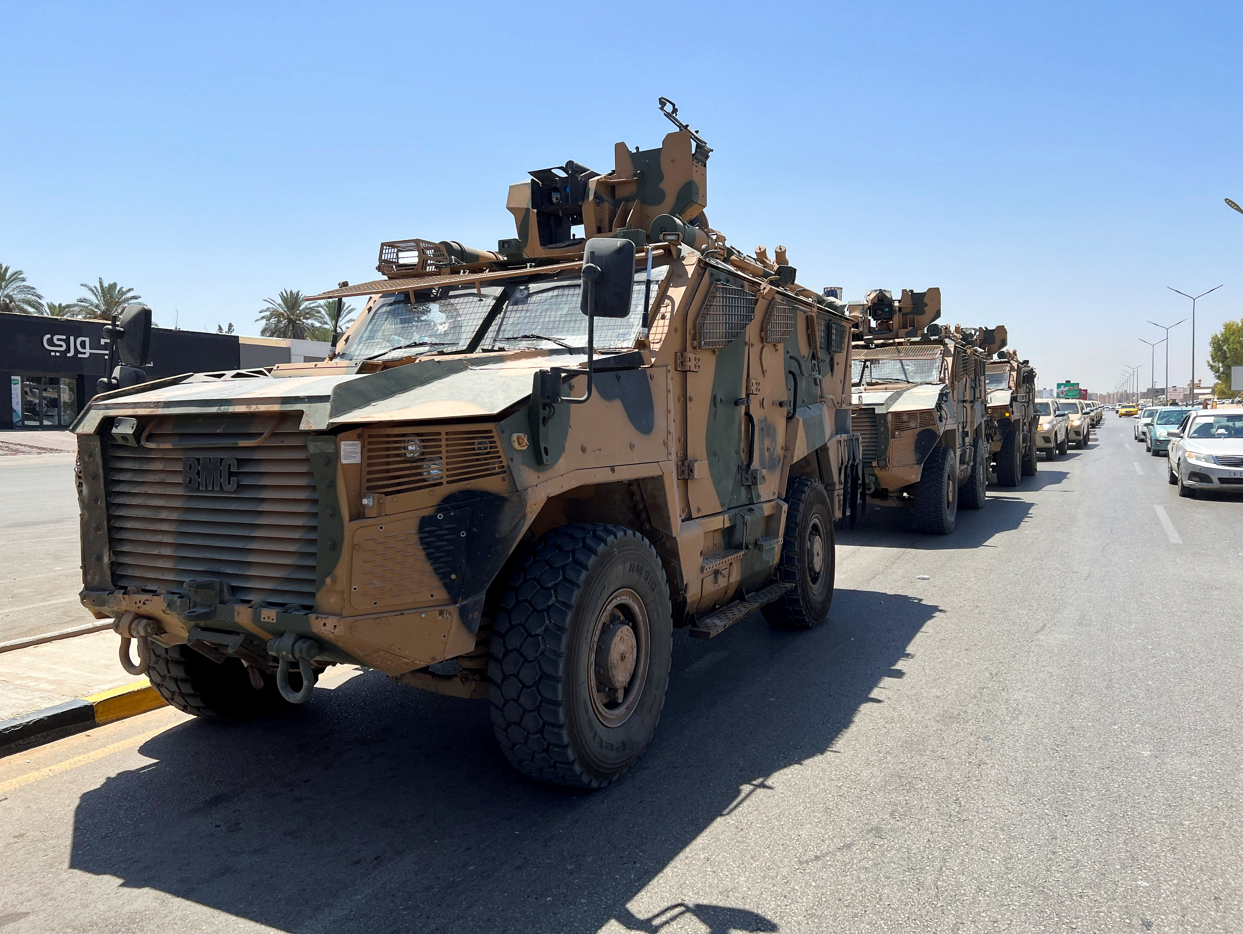 Vehículos militarres respaldando al Gobierno de Unidad Nacional y al primer ministro Abdulhamid al-Dbeibah entrando a Trípoli, Libia (REUTERS/Ayman al-Sahili)