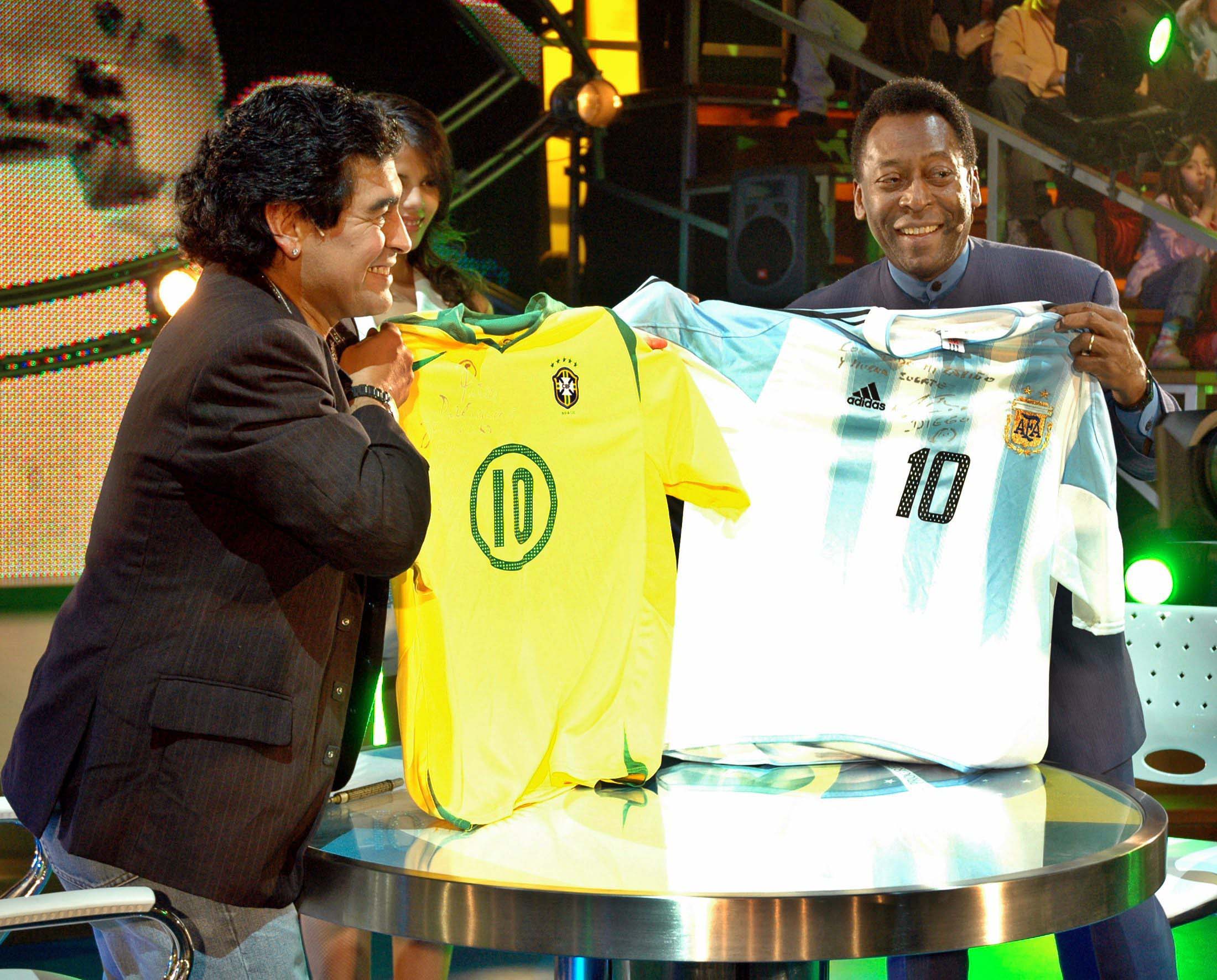 En agosto de 2005, Diego Maradona invitó a Pelé a su programa de televisión, La Noche del Diez. Intercambiaron camisetas y jugaron al fútbol (REUTERS/Prensa Canal 13/Handout)