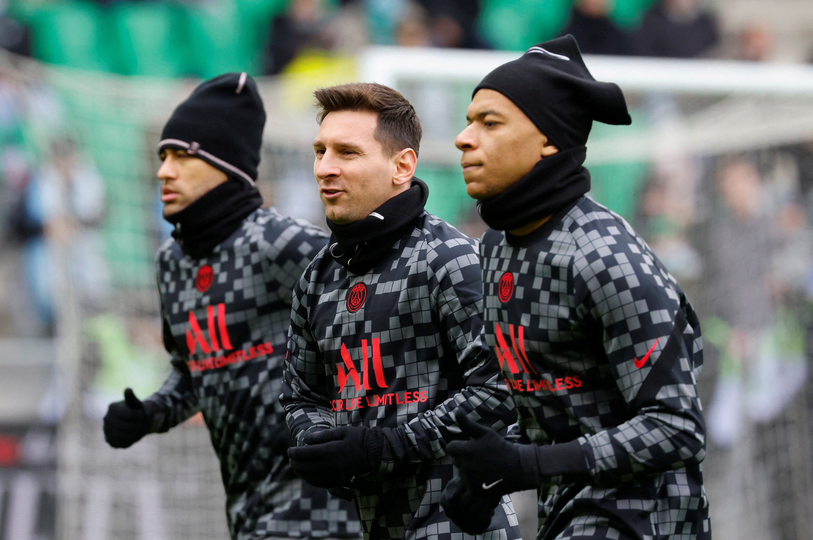 Messi, Neymar y Mbappe precalentando en el PSG 