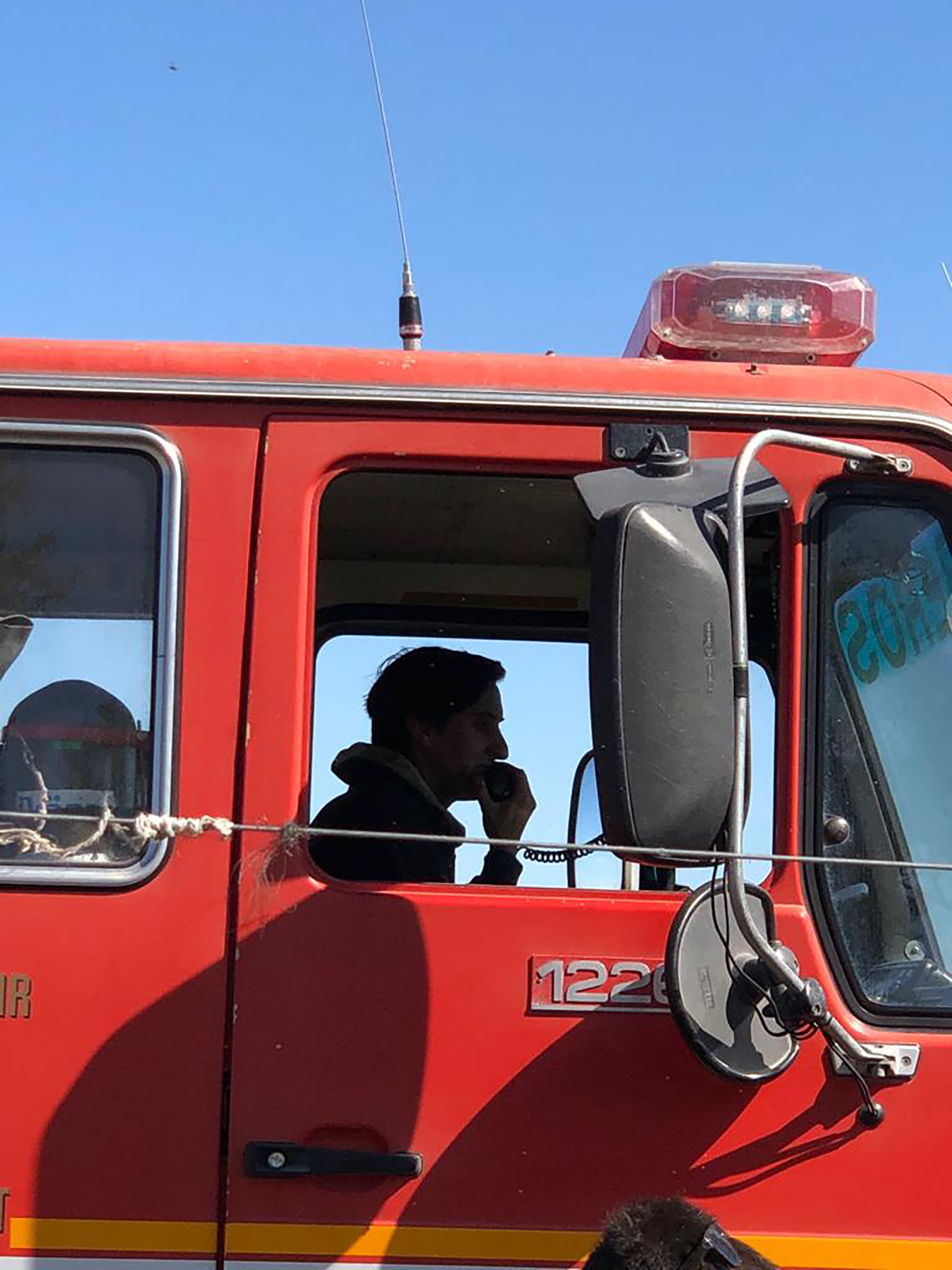 Augusto en el camión de bomberos comunicándose en un siniestro