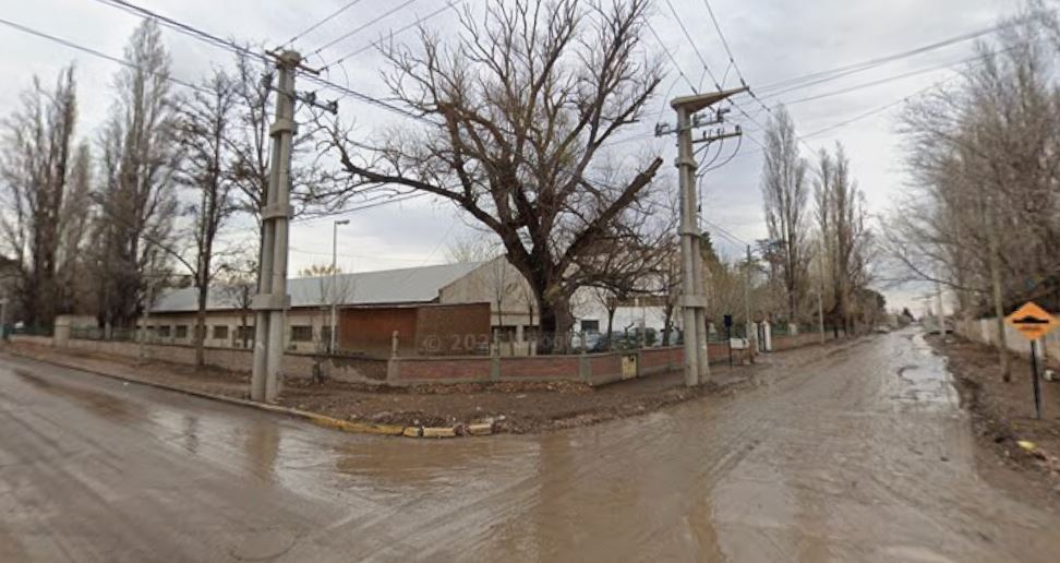 Brutal robo en Neuqu&eacute;n: arrastr&oacute; a una mujer para sacarle el celular, la golpe&oacute; con una piedra y huy&oacute; 