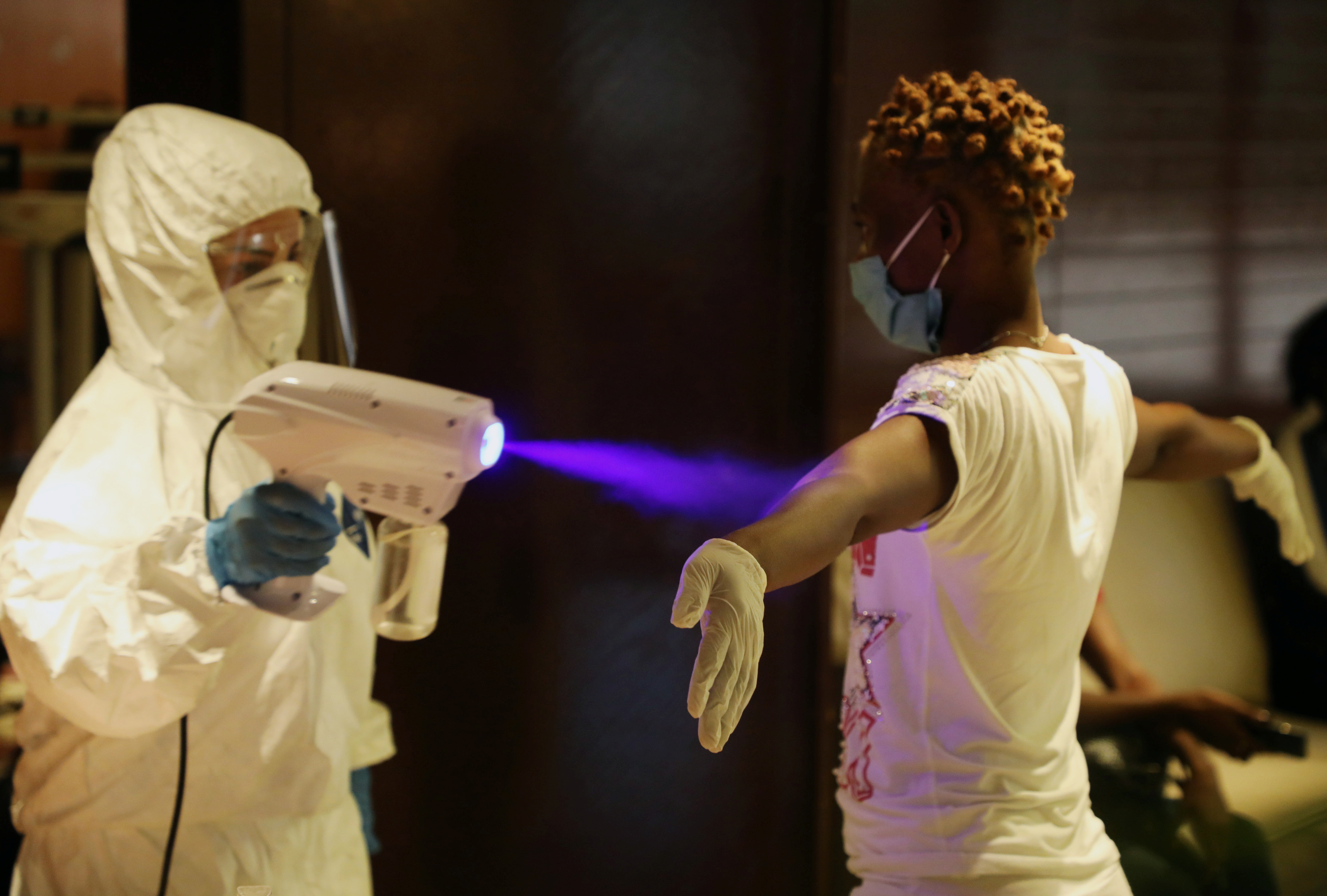 El riesgo planteado por la transmisión de personas asintomáticas ha sido una fuente de gran preocupación durante lo que va de la pandemia en todo el mundo (REUTERS/Mohamed Azakir)
