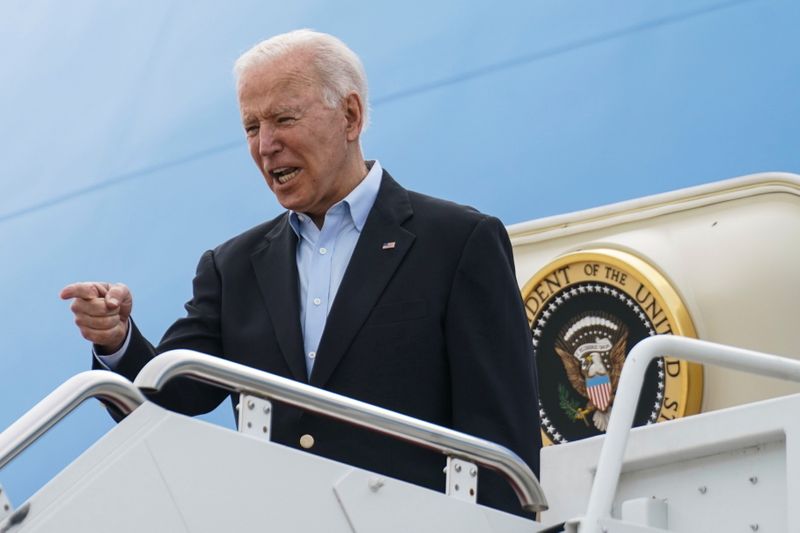 Foto del Presidente de EEUU; Joe Biden, en el Air Force One antes de partir rumbo a la cumbre del G7 en Inglaterra. 
Jun 9, 2021. REUTERS/Kevin Lamarque