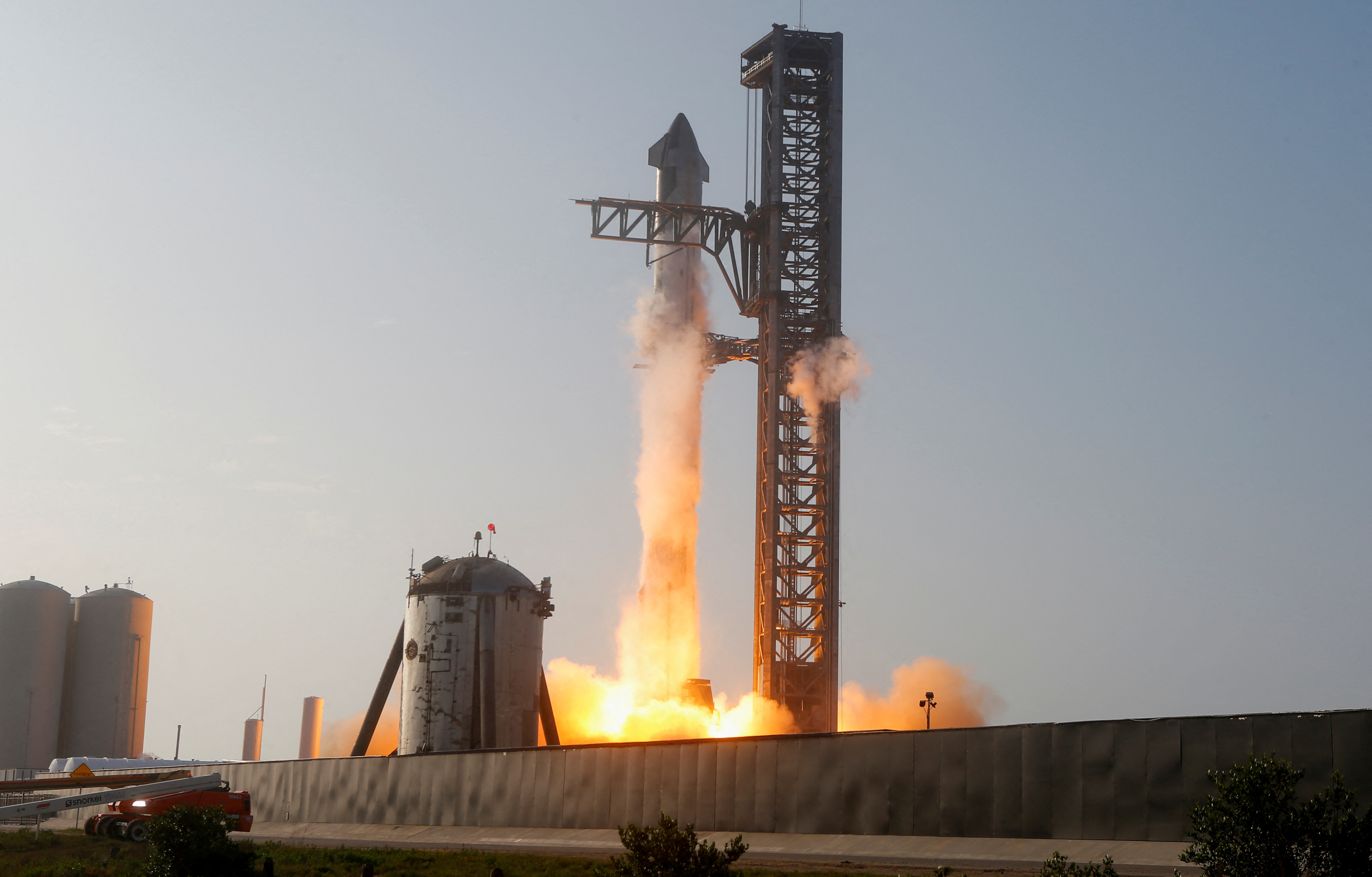 La nave espacial de nueva generación Starship de SpaceX, sobre su potente cohete Super Heavy, despega de la plataforma de lanzamiento de la empresa en Boca Chica en un vuelo de prueba sin tripulación antes de explotar, cerca de Brownsville, Texas, EE.UU., el 20 de abril de 2023.  REUTERS/Joe Skipper
