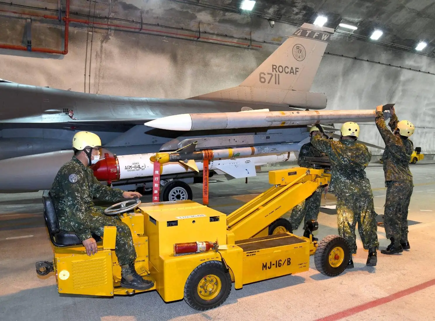 Las imágenes muestran como los militares cargan un misil antibuque AGM-84L Harpoon  (Crédito: ROCAF)