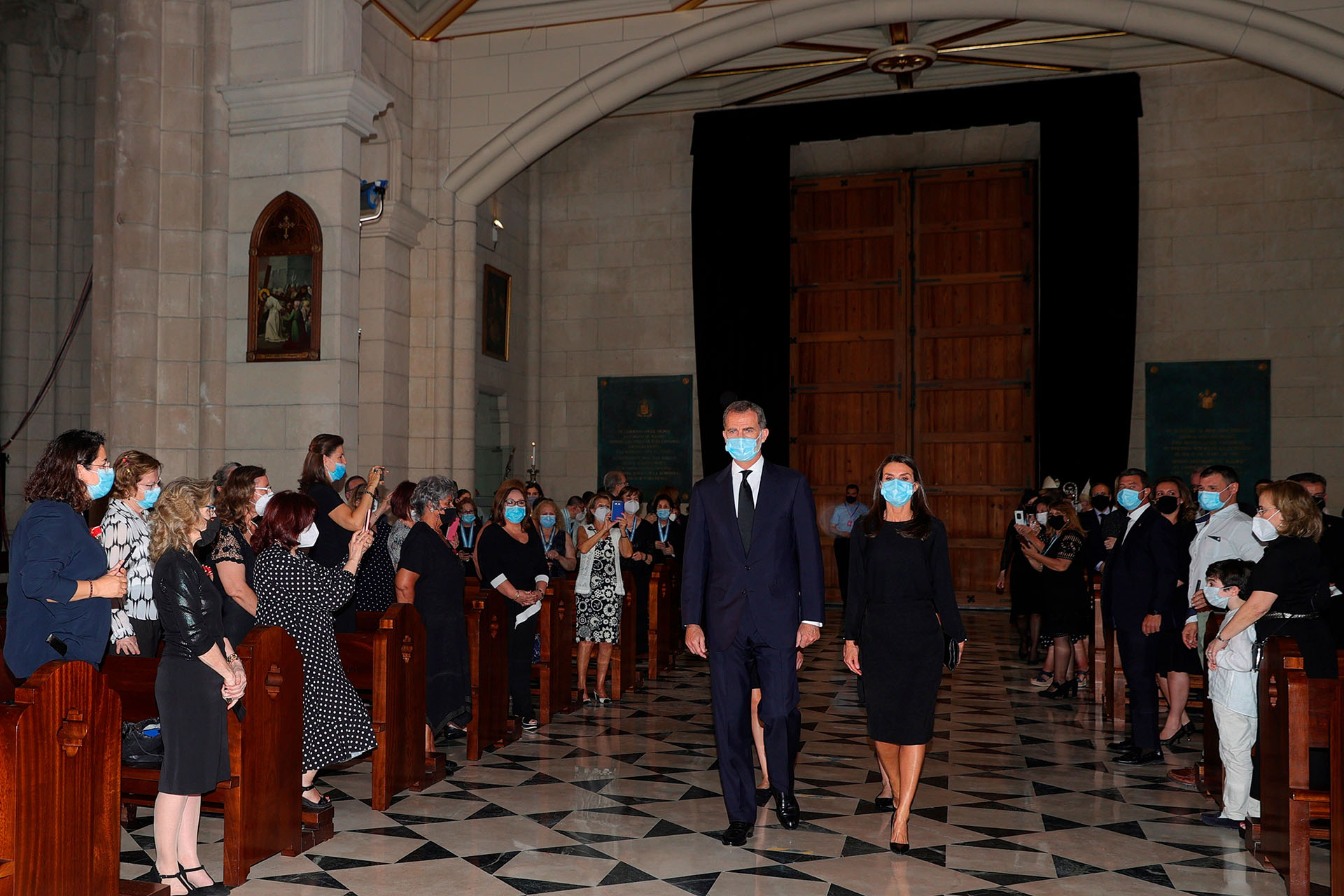 La entrada de los reyes Felipe y Letizia a la catedral de Santa María la Real de la Almudena, en Madrid, donde se llevó a cabo la misa en memoria de las víctimas del COVID-19