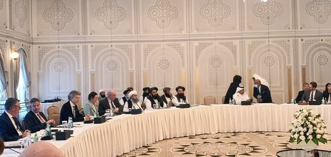 Foto de archivo del pasado 13 de octubre que muestra a una delegación talibán encabezada por su ministro de Exteriores, Amir Jan Muttaqi, reunida con representantes de EEUU, la UE y otros países occidentales en Doha (@QAHARBALKHI)
