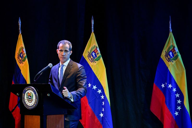 Juan Guaidó le pidió a Gustavo Petro apoyar el diálogo venezolano que “ya existe” en México (REUTERS/Gaby Oraa)