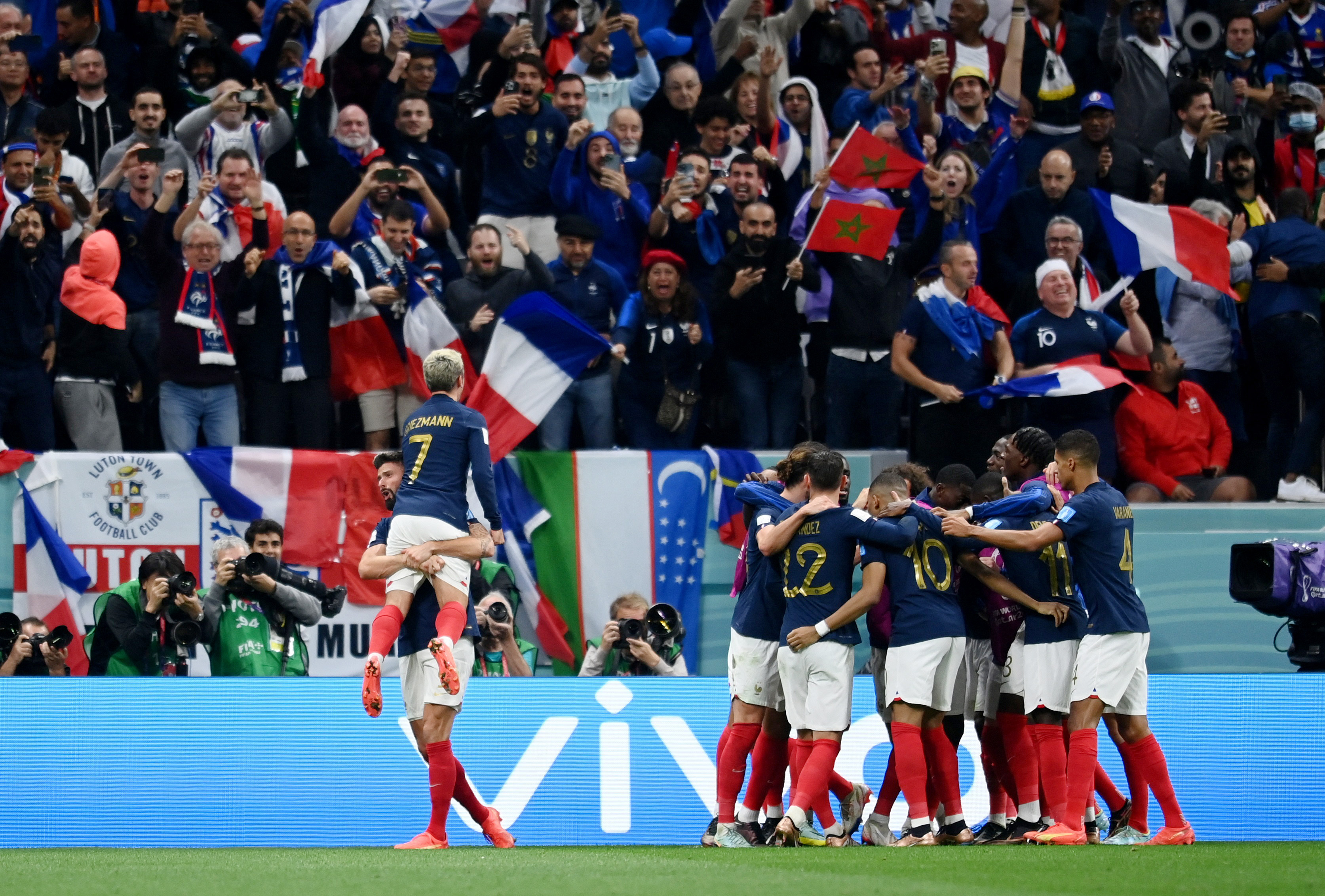 Los jugadores de Francia festejan la victoria ante Inglaterra en los cuartos de final del Mundial de Qatar 2022 (REUTERS/Annegret Hilse)