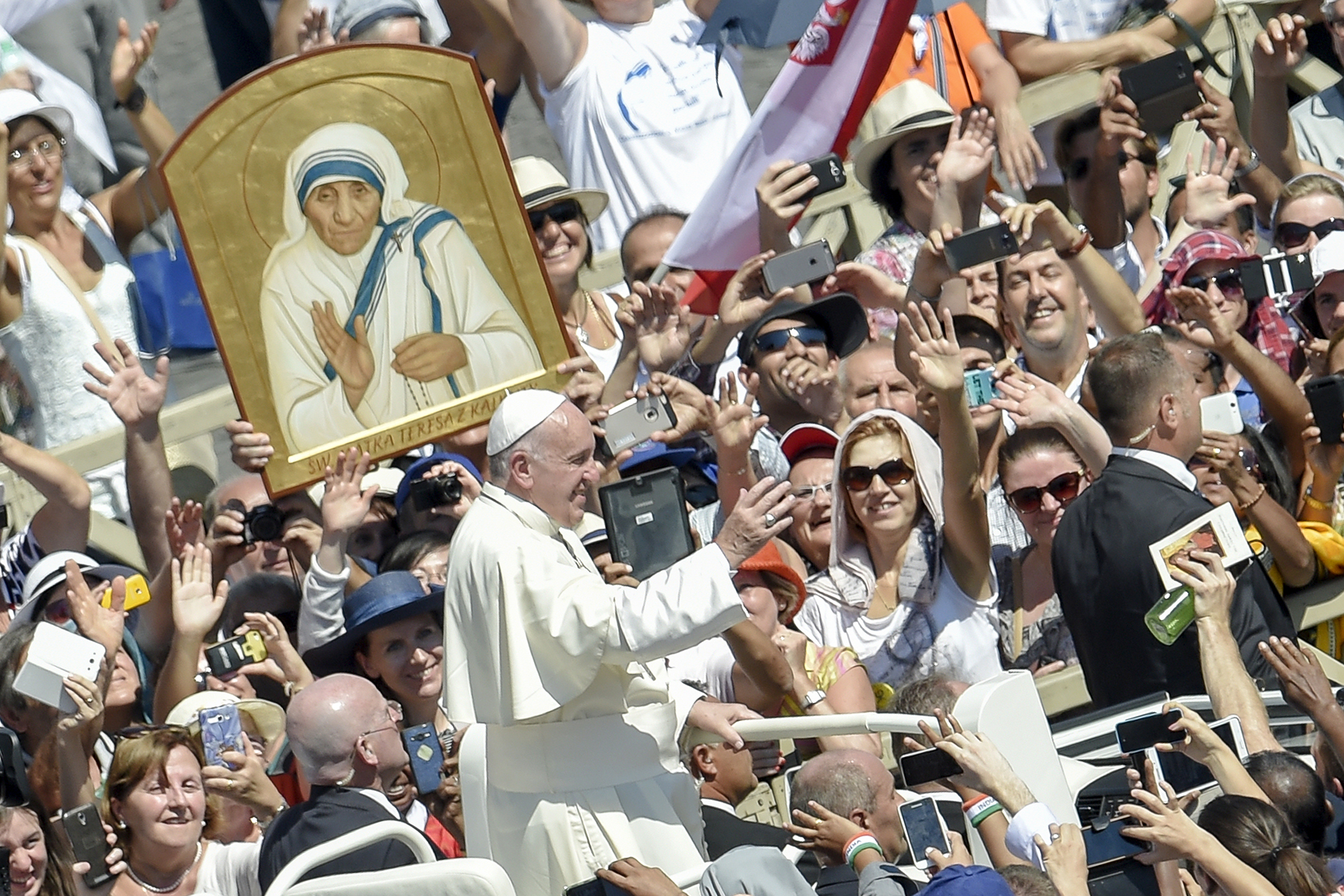 El Papa Francisco tras la canonización de la Madre Teresa de Calcuta, en la plaza de San Pedro en el Vaticano, el 4 de septiembre de 2016.(FOTO AFP / ANDREAS SOLARO)