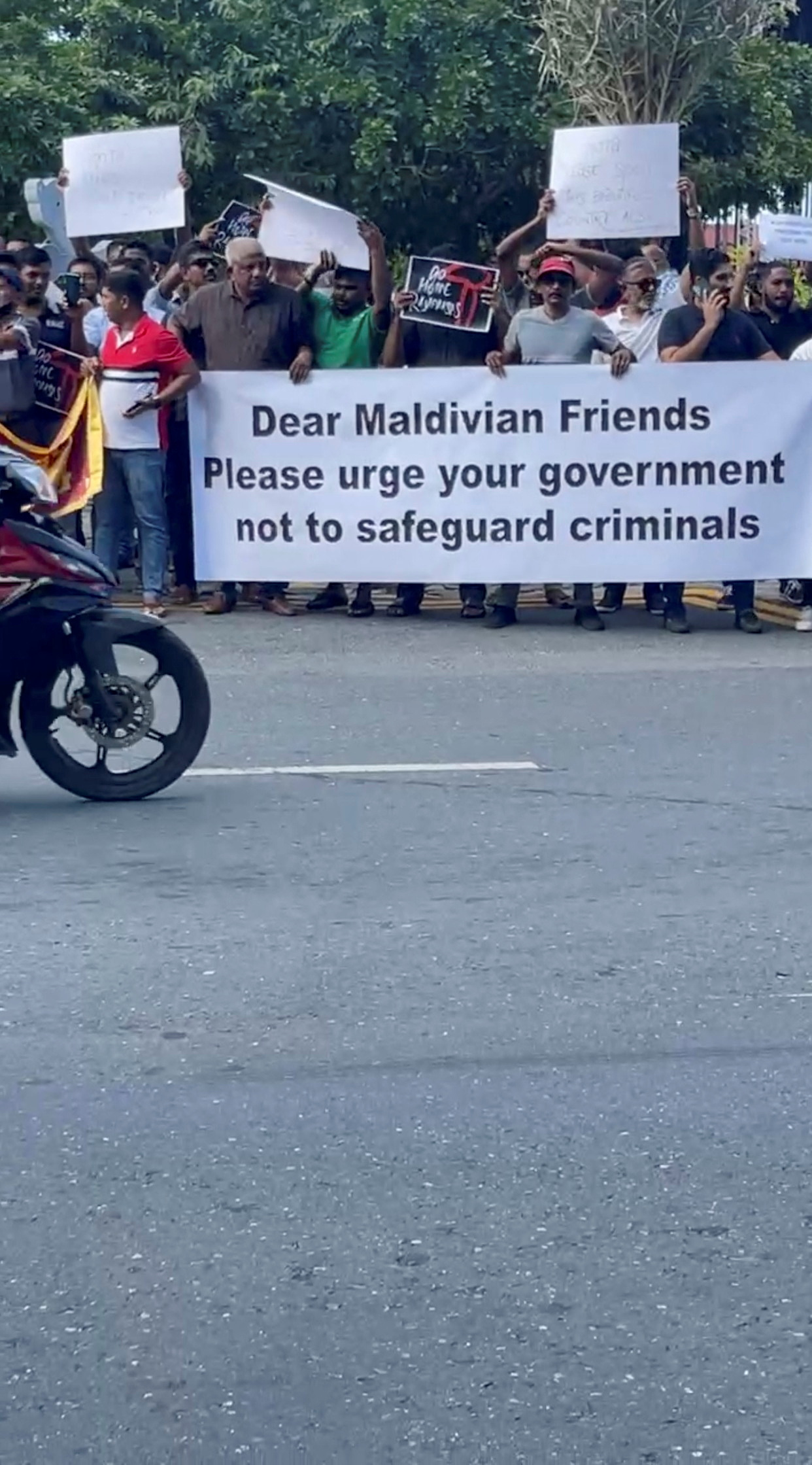 Las protestas contra Gotabaya Rajapaksa llegaron hasta las Maldivas (Dhiyares/ The Maldives Journal/via REUTERS)