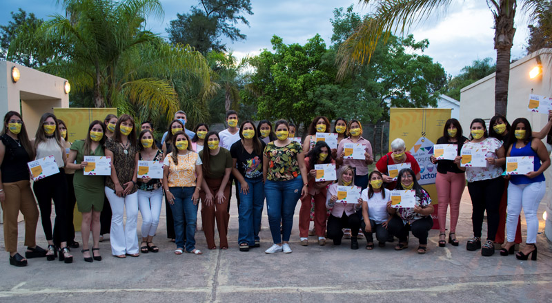 Las 20 egresadas, sus docentes y la secretaria de Industria, Pymes y Comercio riojana Julieta Calderón (de remera negra, en el medio) (Imagen: gentileza Programa Constructoras)