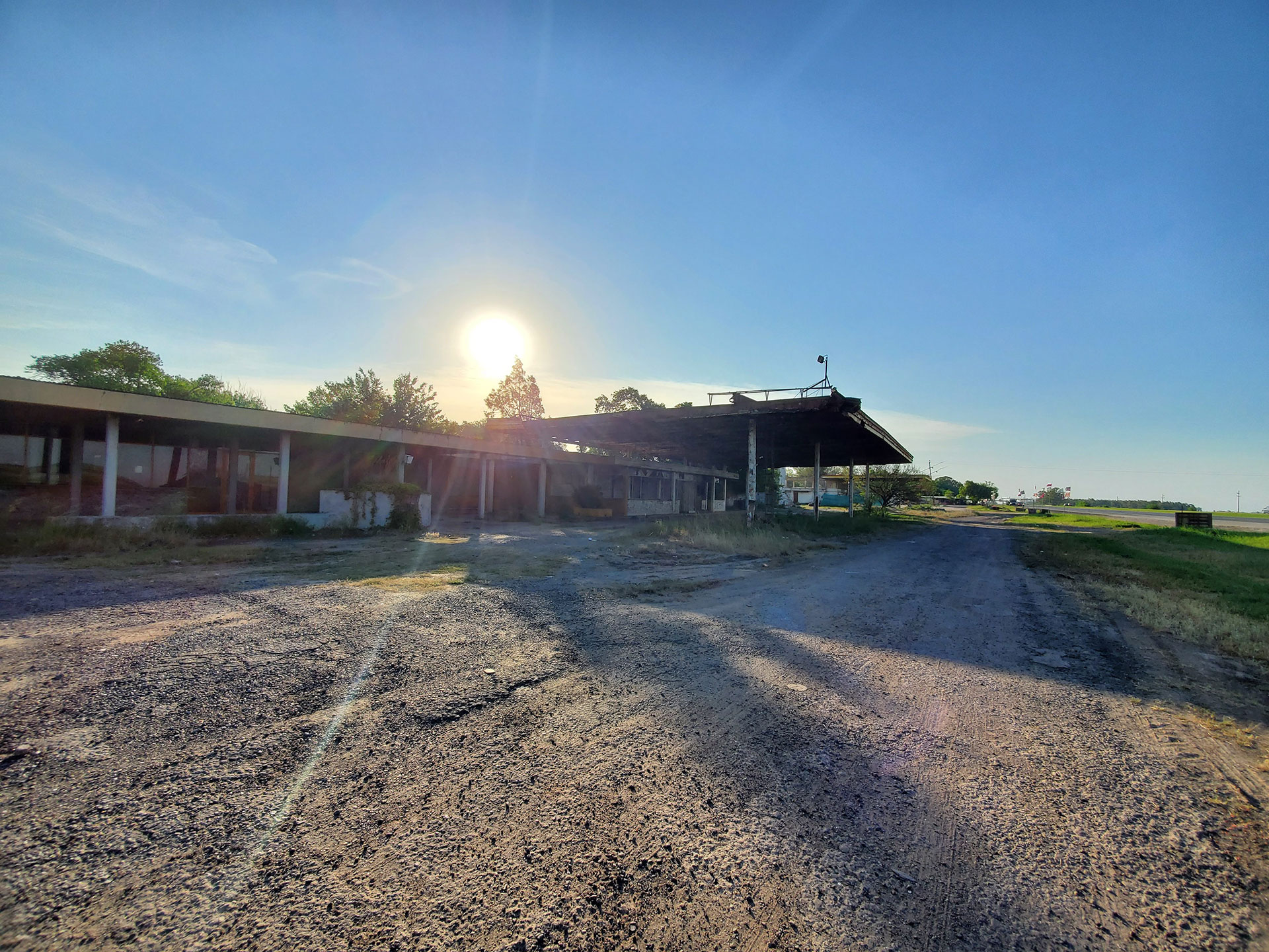 Junto al puente hay parador abandonado