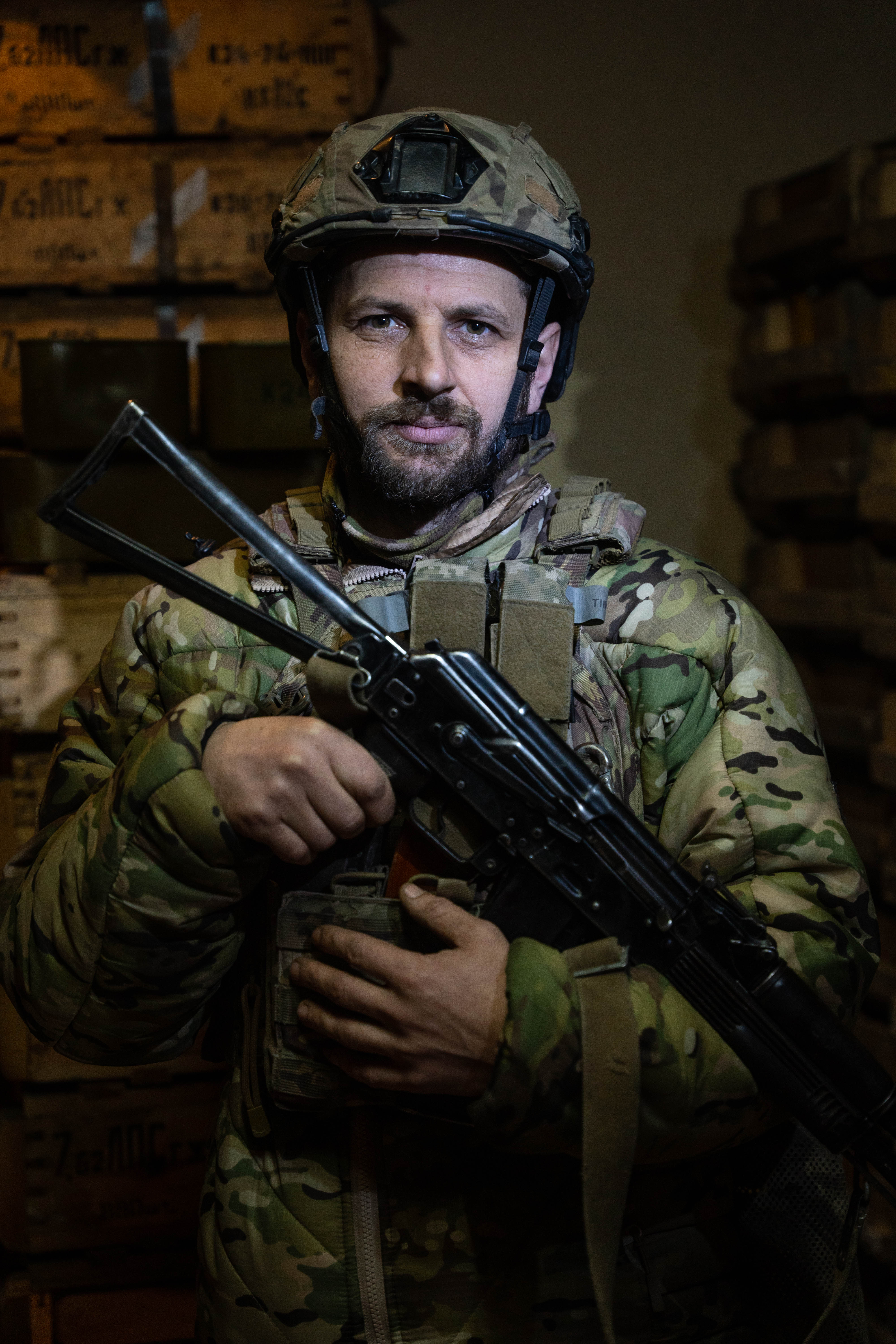 Uno de los soldados del "Grupo Especial de Kurt", como se denomina su sección, en la base de operaciones secreta en la zona de Bakhmut