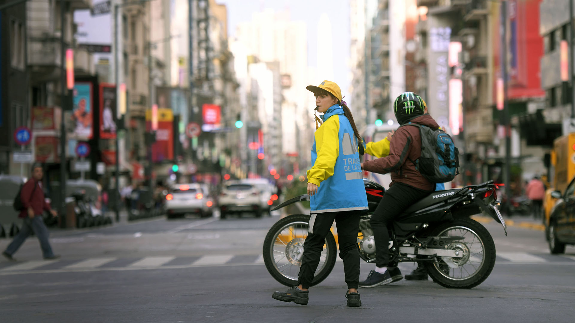 Los peatones, junto a los ciclistas, son los actores más vulnerables del tránsito y la ley nacional establece que tienen prioridad (Telam)
