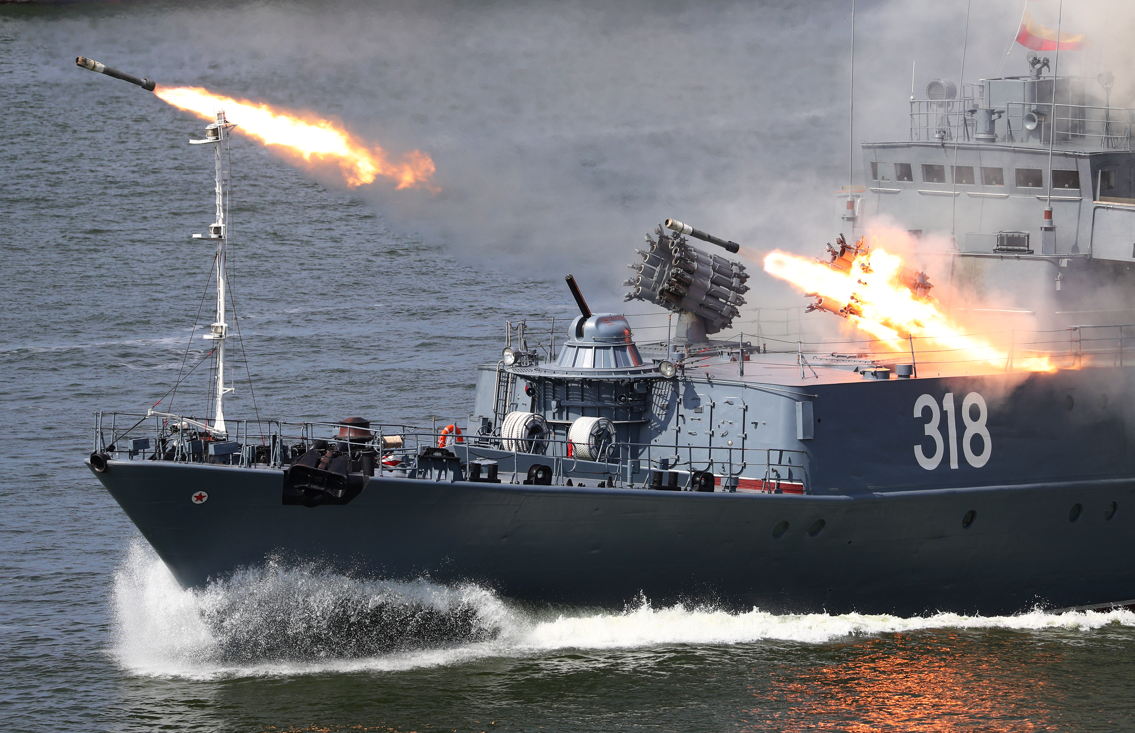 Lanzamiento de misiles con capacidad nuclear lanzados desde la nave Aleksin durante los ejercicios militares realizados en Baltiysk, dentro del enclave ruso de Kaliningrad. REUTERS/Vitaly Nevar