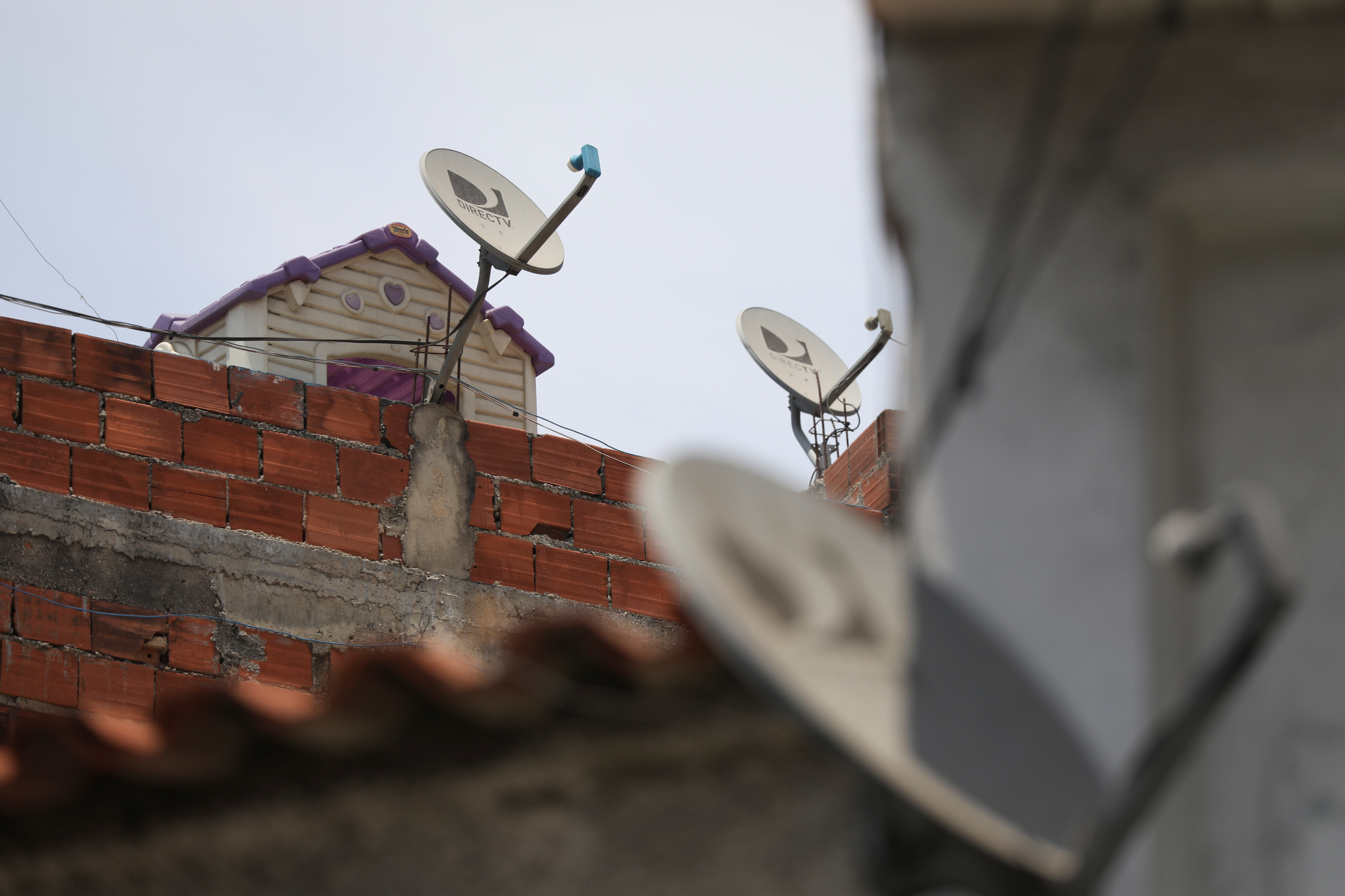 Varias antenas de DirecTV en un barrio popular de Caracas 