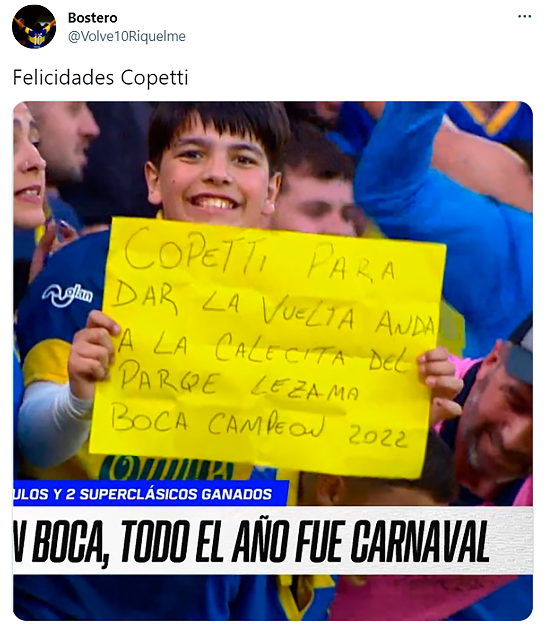 Un nene hincha de Boca Juniors muestra un cartel en alusin a la frase de Enzo Copetti