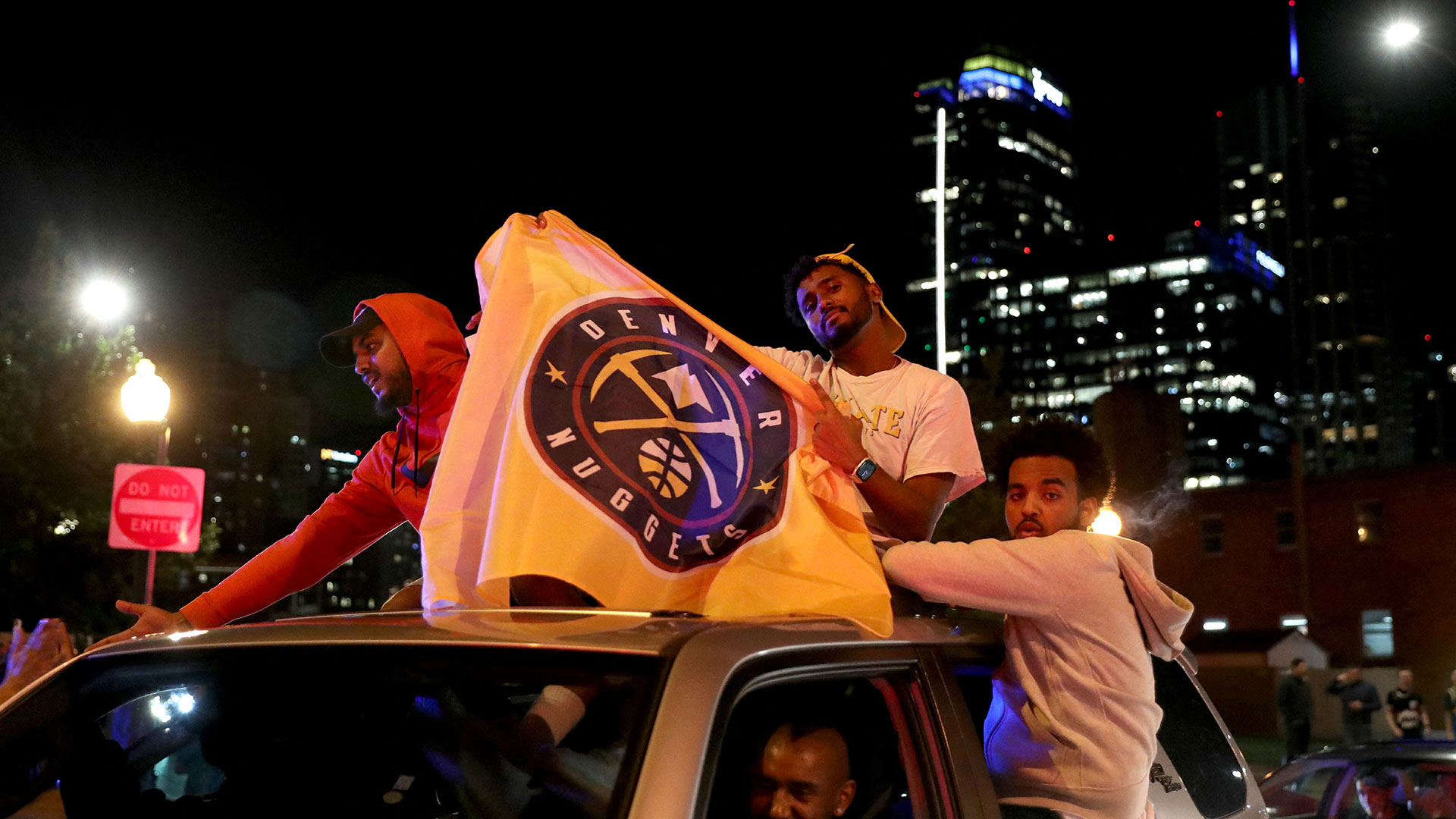 Fanáticos en un auto, celebrando el título de los Denver Nuggets. Max Paro/Getty Images/AFP (Foto de Max Paro/GETTY IMAGES NORTH AMERICA/Getty Images vía AFP)
