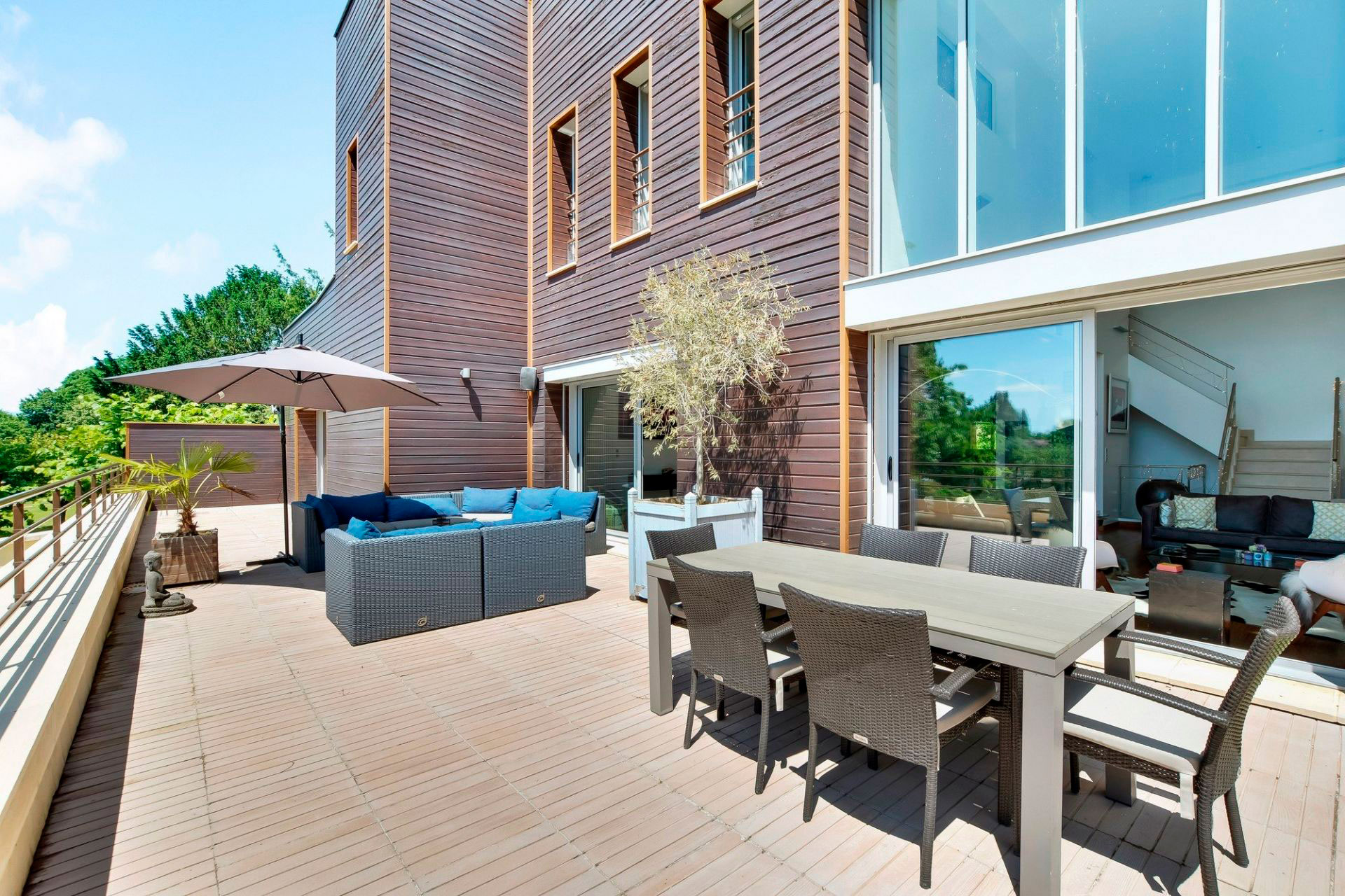 La amplia terraza ofrece una vista de lujo (Sotheby's)
