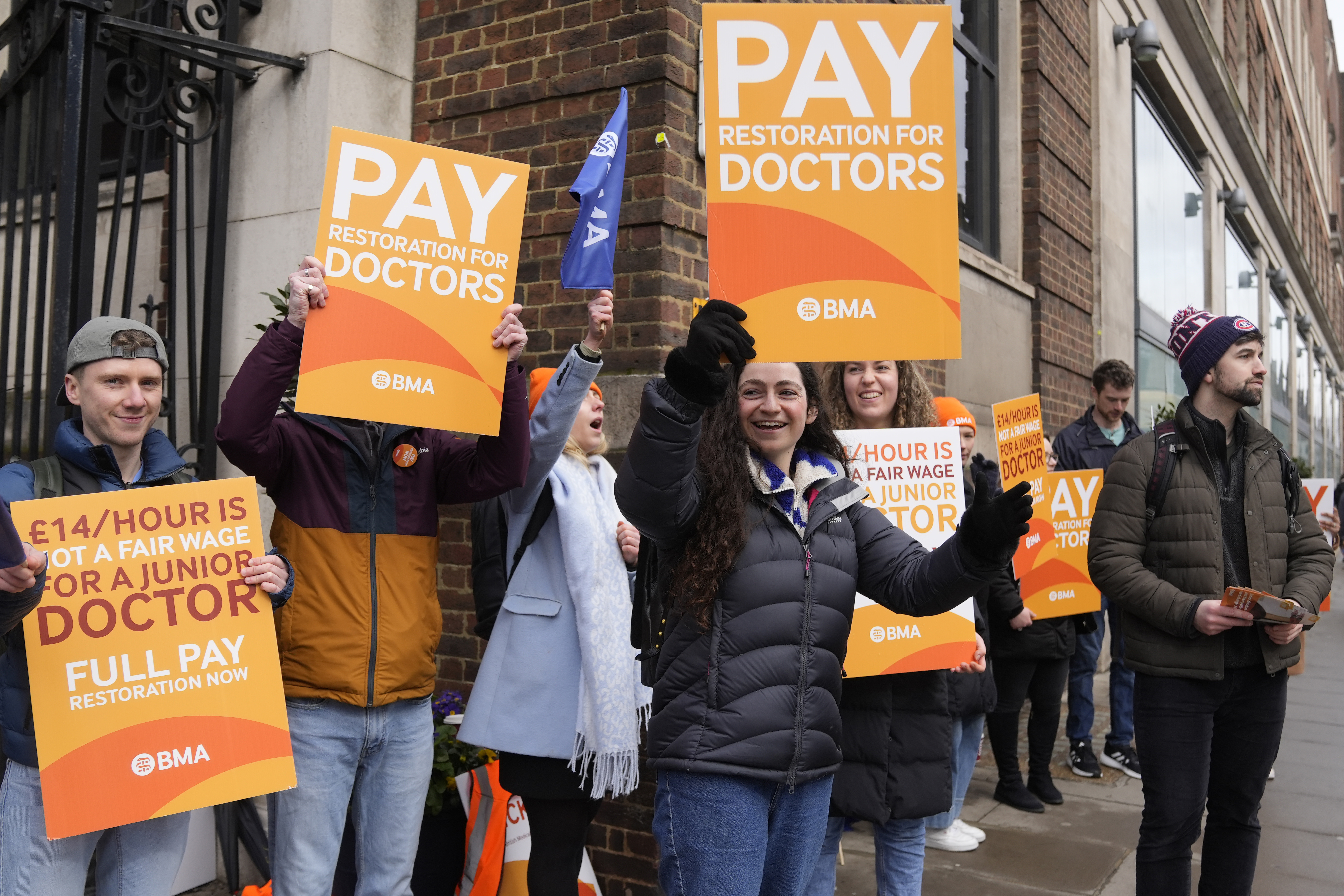 Tras llegar a un acuerdo, el personal de salud británico puso fin a las huelgas