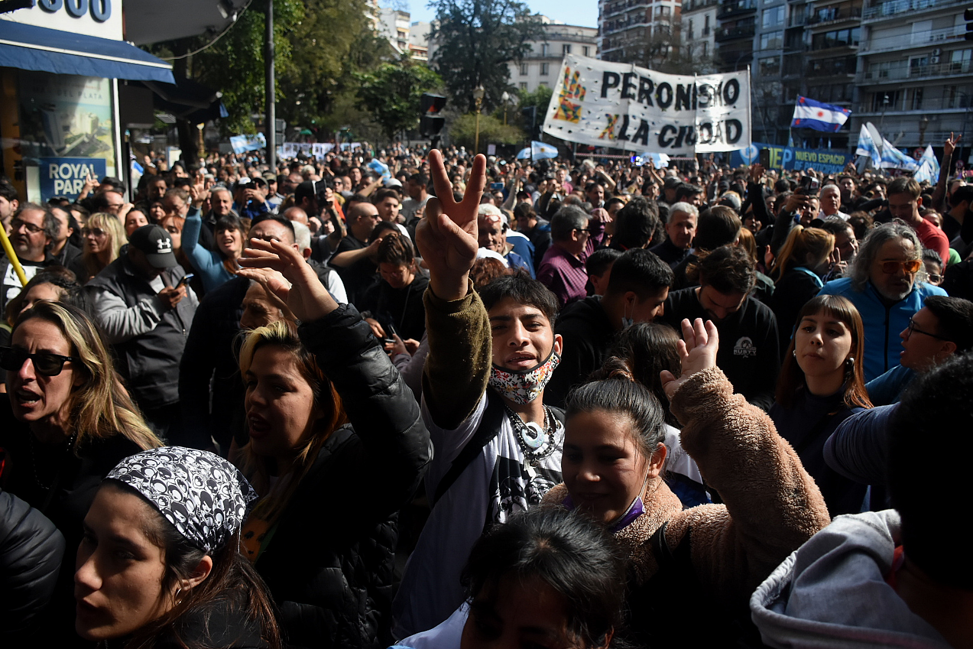 Los adherentes y militantes que apoyan a Cristina Kirchner fueron agolpándose durante la jornada alrededor de las calles de la Plaza Vicente López y Planes, que estaba cerrada al público
