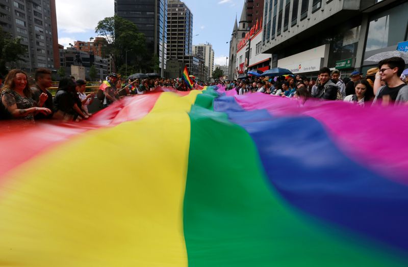 FOTO DE ARCHIVO. Gente asiste a una marcha del orgullo gay en Bogota, Colombia. 3 de julio de 2016. REUTERS/John Vizcaino