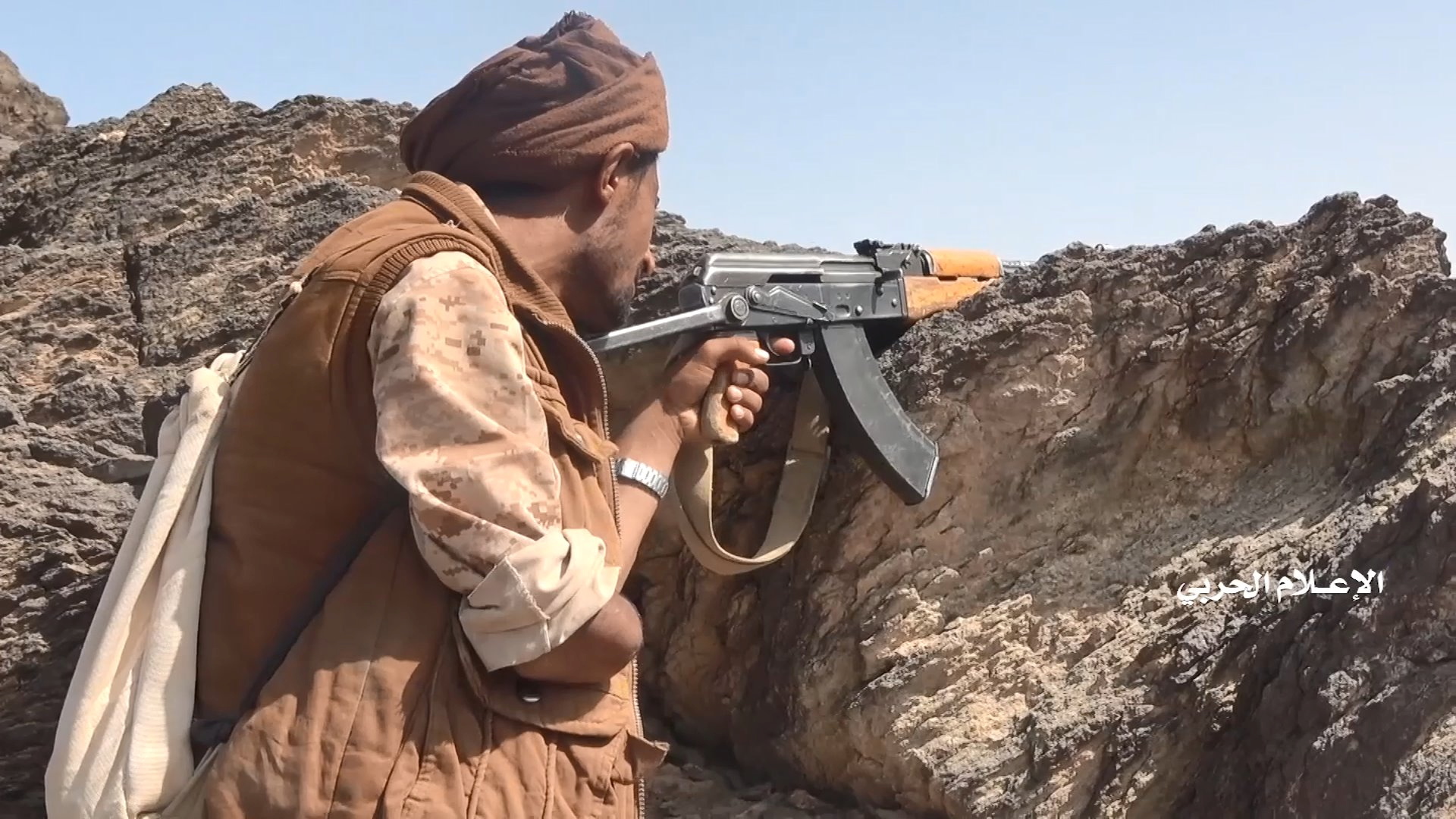 Un combatiente Houthi con el brazo derecho amputado toma posición en una línea de frente en el distrito de al-Jubah de la provincia de Marib en Yemen, en una captura de un vídeo distribuido por el centro de medios Houthi el 2 de noviembre de 2021. Centro de Medios Houthi/Handout vía Reuters