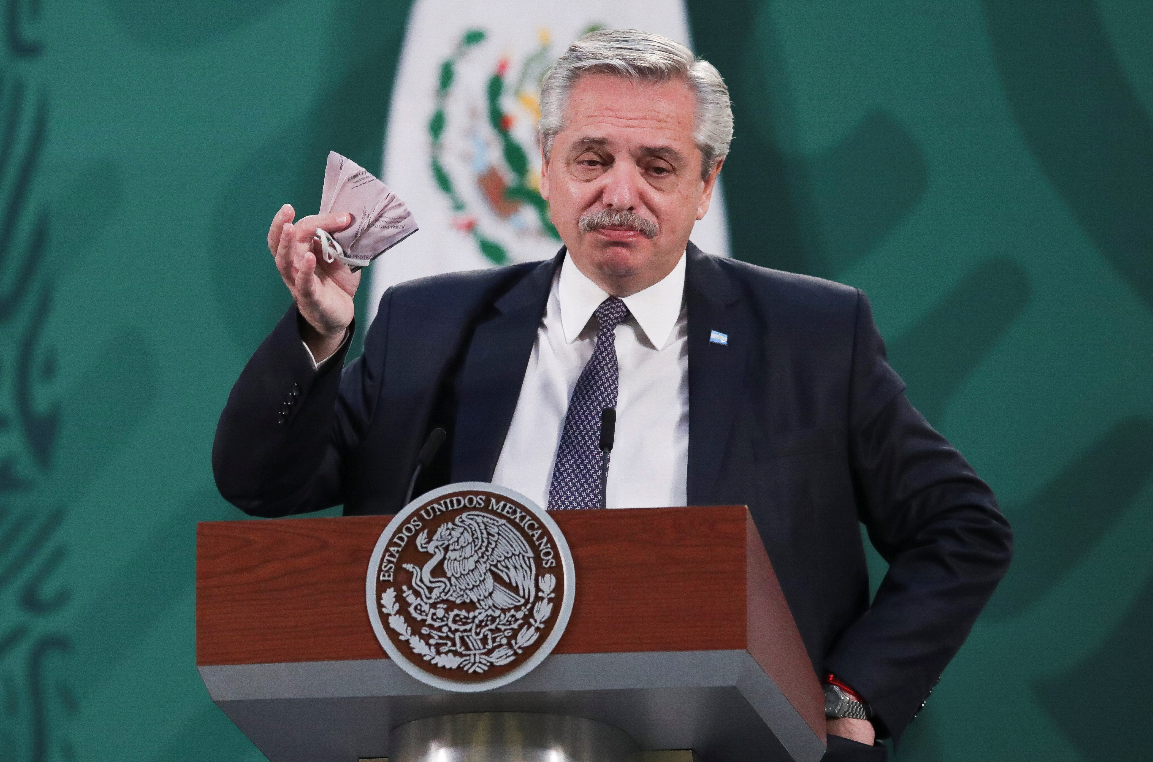 El presidente de Argentina, Alberto Fernández, sostiene una mascarilla durante una conferencia de prensa en el Palacio Nacional, en la Ciudad de México, México el 23 de febrero de 2021.
