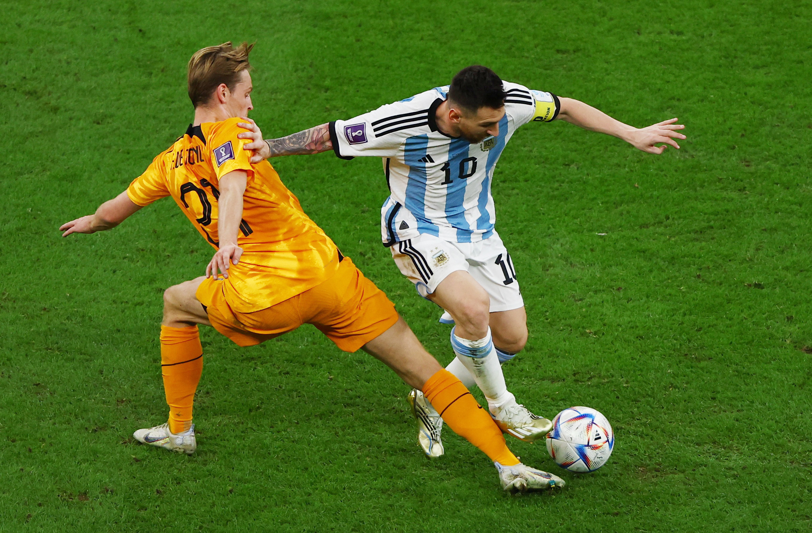 La insólita queja de un jugador de Países Bajos que fue compañero de Messi: “El árbitro sólo pitó a favor de Argentina”