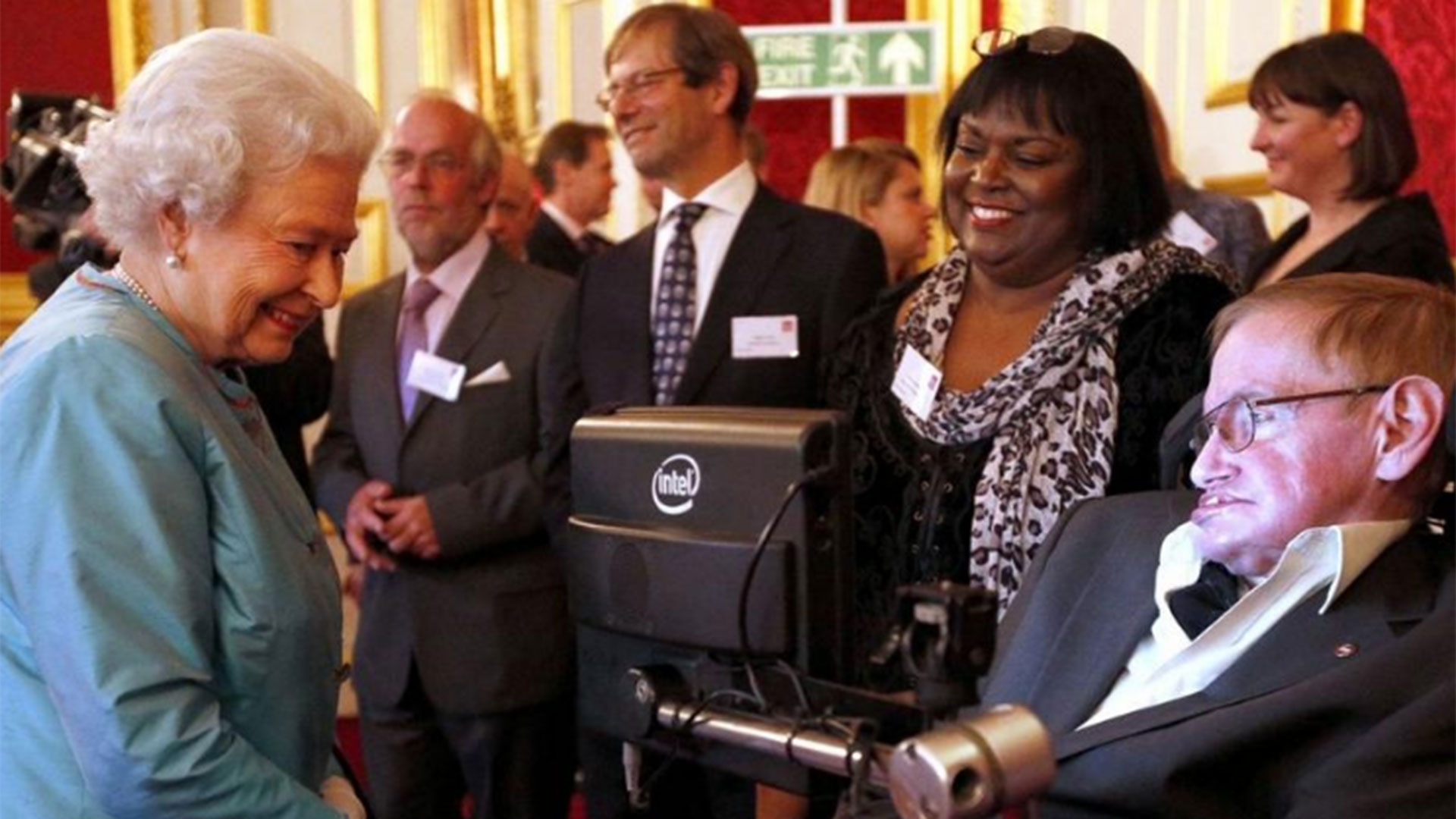 Stephen Hawking junto a su enfermera Patrica Dowdy, en una recepción que le brindó la reina Isabel en el Palacio de Buckingham