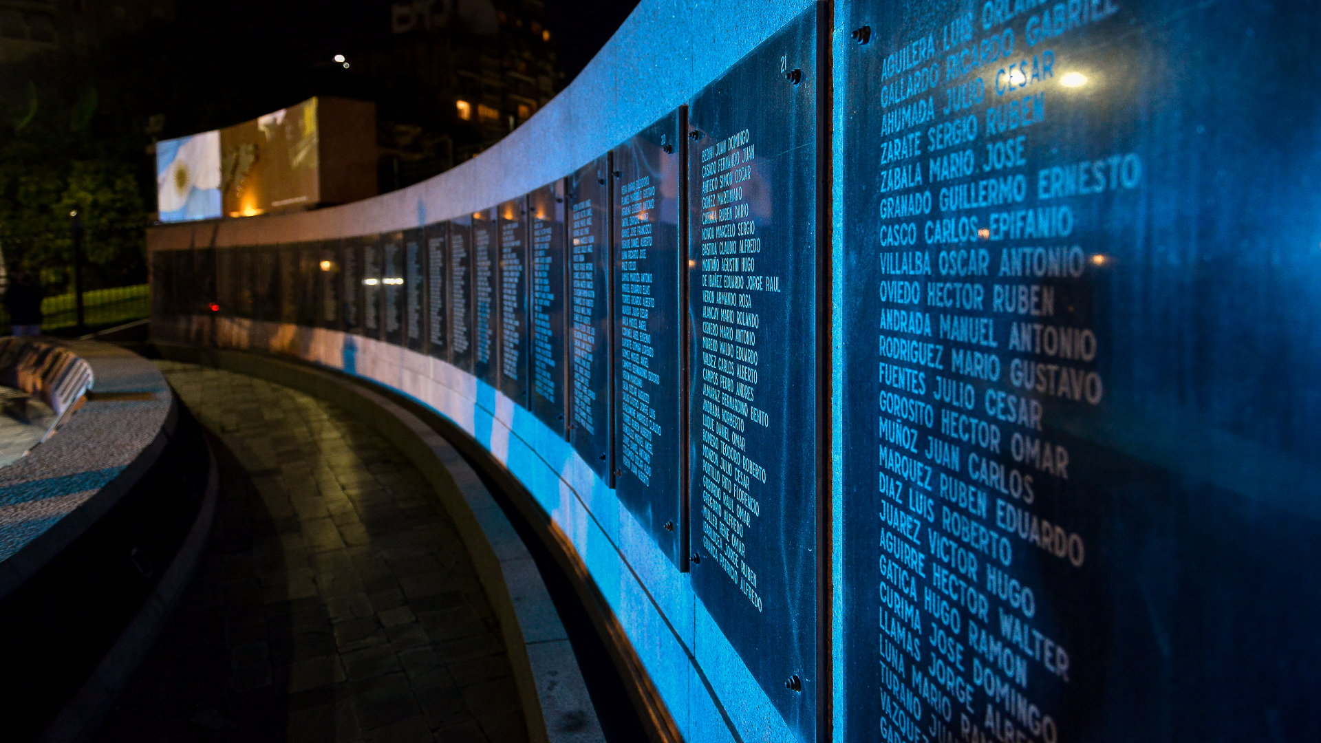 El Cenotafio a los Caídos en Malvinas incluye los hombres de los 631 militares, 16 marinos mercantes y 2 civiles muertos en combate entre el 02 de abril y el 14 de junio de 1982.