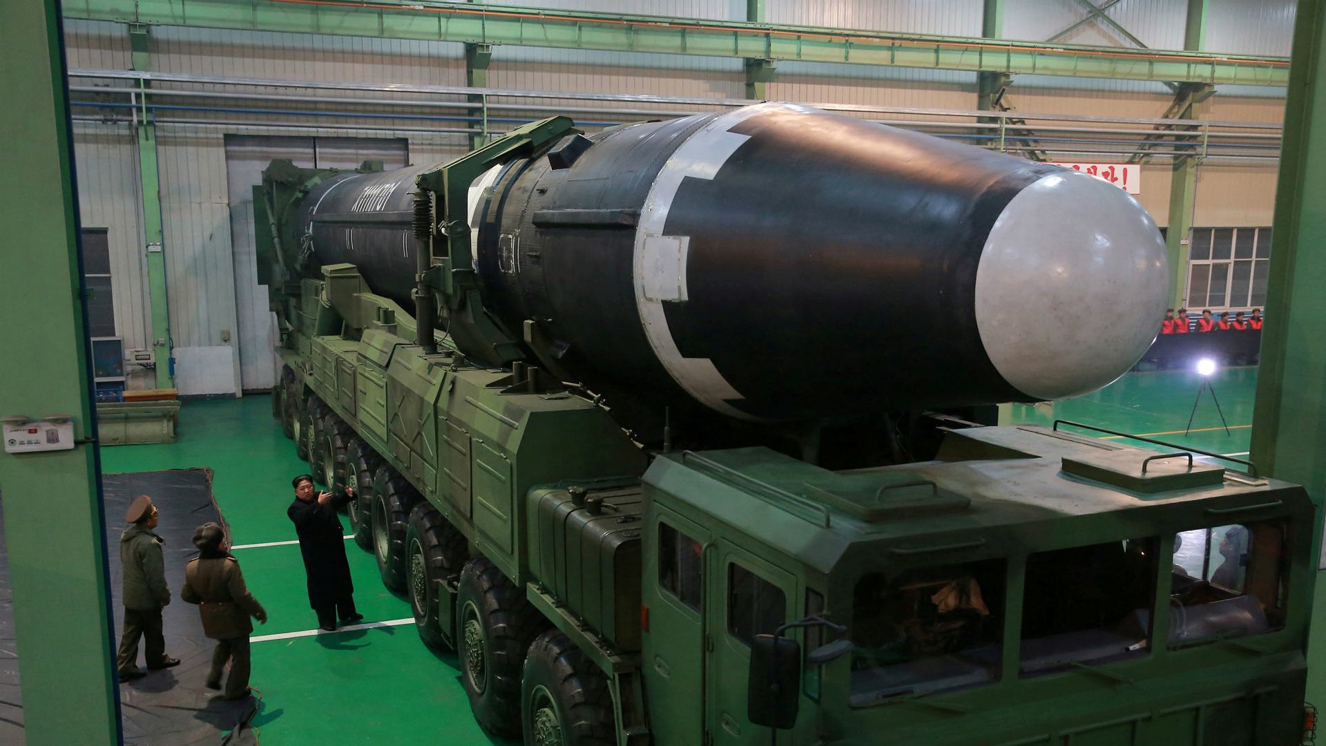 Kim Jong-un obersva un Hwasong-15, el ICBM más poderoso de Corea del Norte