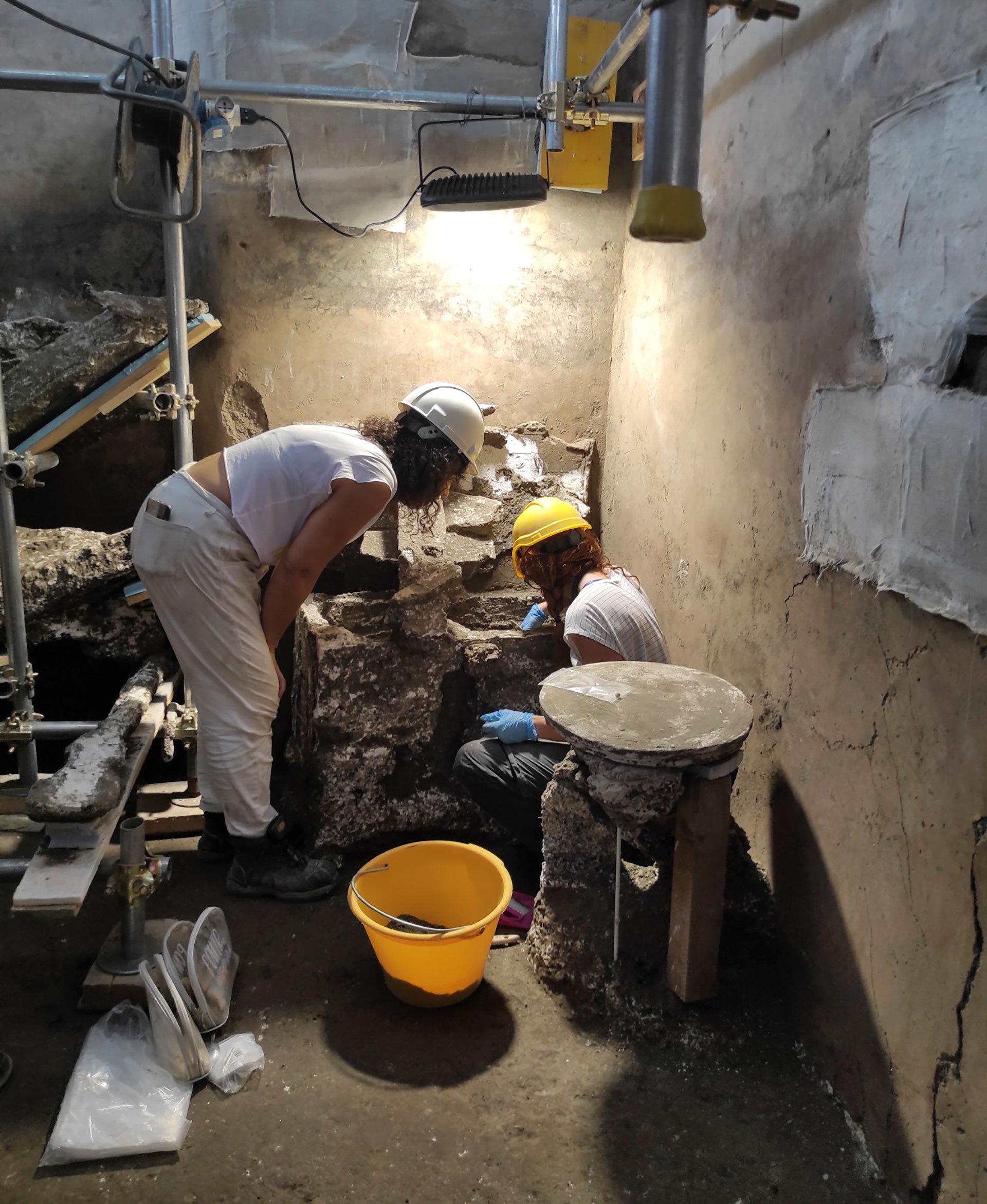 Los arqueólogos trabajando en el hallazgo de los utensilios domésticos. EFE/Parque Arqueológico de Pompeya  