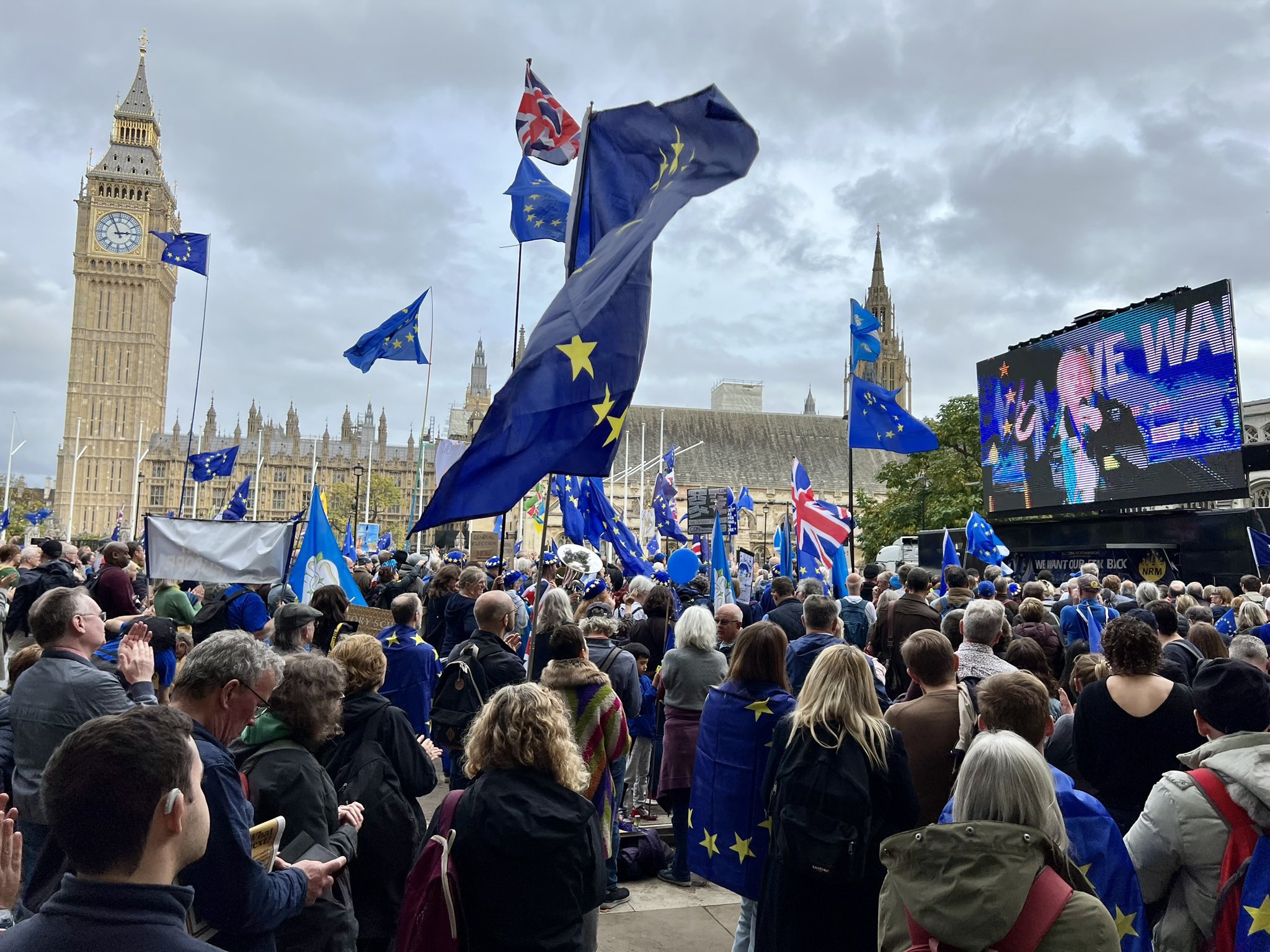Personas de todas partes del Reino Unido se concentraron en la plaza del Parlamento británico (Twitter: @grahambsi)