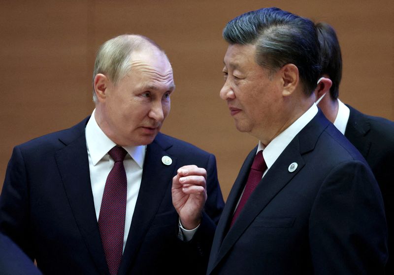 FOTO DE ARCHIVO: El jefe de estado ruso, Vladímir Putin, habla con su par chino, Xi Jinping, antes de una reunión de formato ampliado de los jefes de los Estados miembros de la cumbre de la Organización de Cooperación de Shanghái (OCS) en Samarcanda, Uzbekistán, el 16 de septiembre de 2022 (Reuters)
