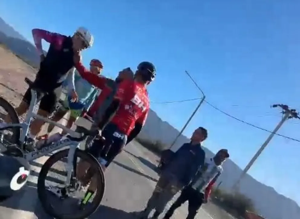Un automovilista golpe&oacute; a un reconocido ciclista y lo acus&oacute; de ocupar toda la ruta: 