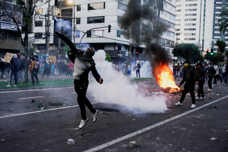 FOTO DE ARCHIVO: Un manifestante arroja un bote de gas lacrimógeno disparado por personal de seguridad (REUTERS/Santiago Arcos)