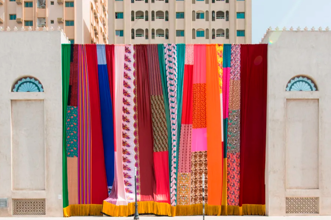 La Bienal de Sharjah abre en febrero para celebrar su 30 aniversario, con obras de más de 150 artistas de 70 países (arriba, una instalación en el evento de 2017, por Joe Namy)