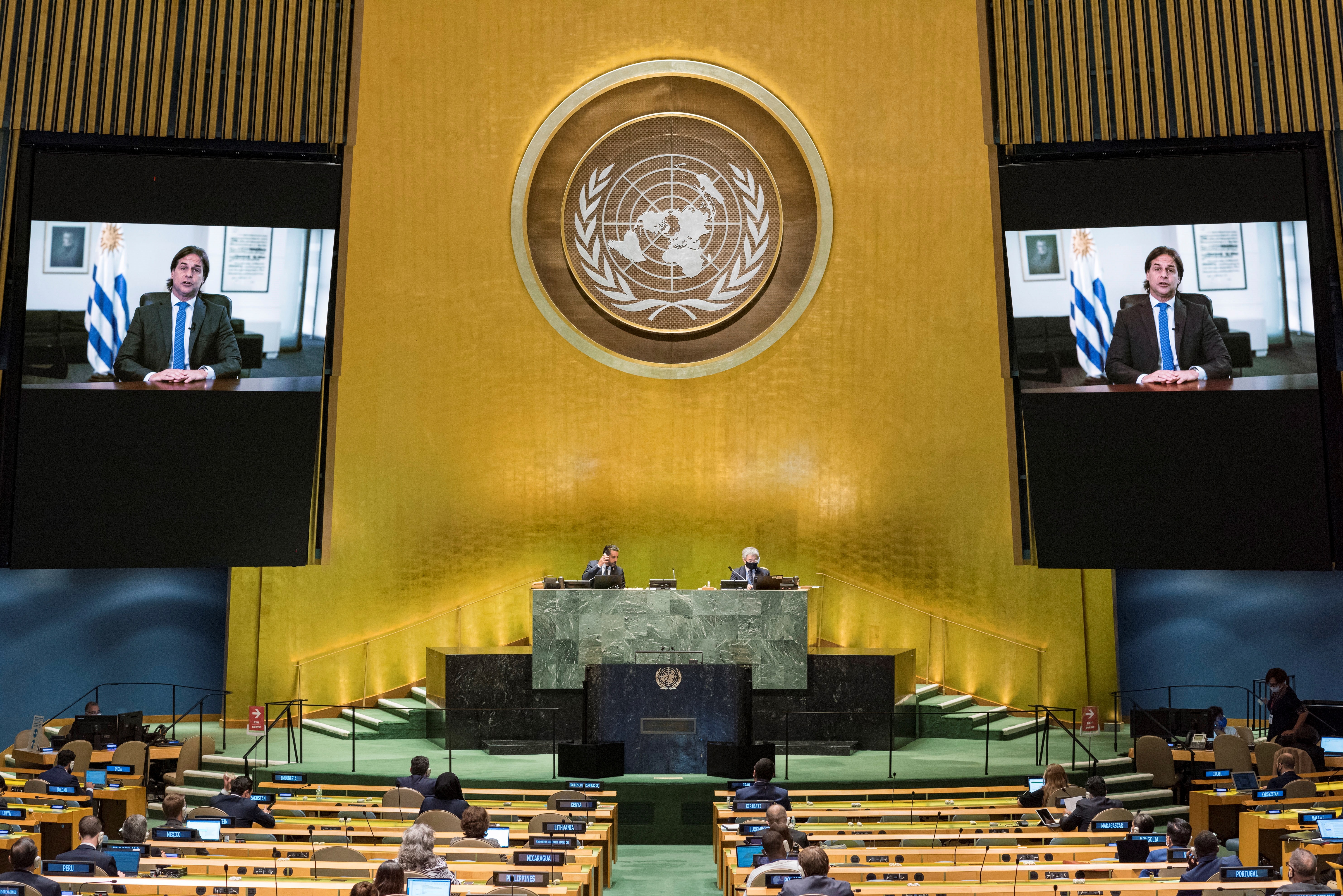 El presidente de Uruguay, Luis Lacalle Pou (en pantalla), durante su intervención por videollamada en la 75 Asamblea General de las Naciones Unidas, celebrada el 22 de septiembre de 2020 en Nueva York (EFE/Rick Bajornas/ONU)